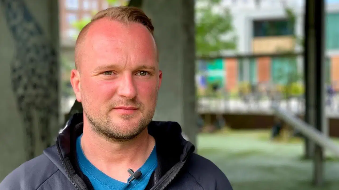 Der er mange ting, der bringer minder frem for Jesper Jørgensen, fra da han boede med pigerne i lejligheden. Blandt andet legepladsen, han kan se fra sit vindue. Foto. Mikkel Eskelund.