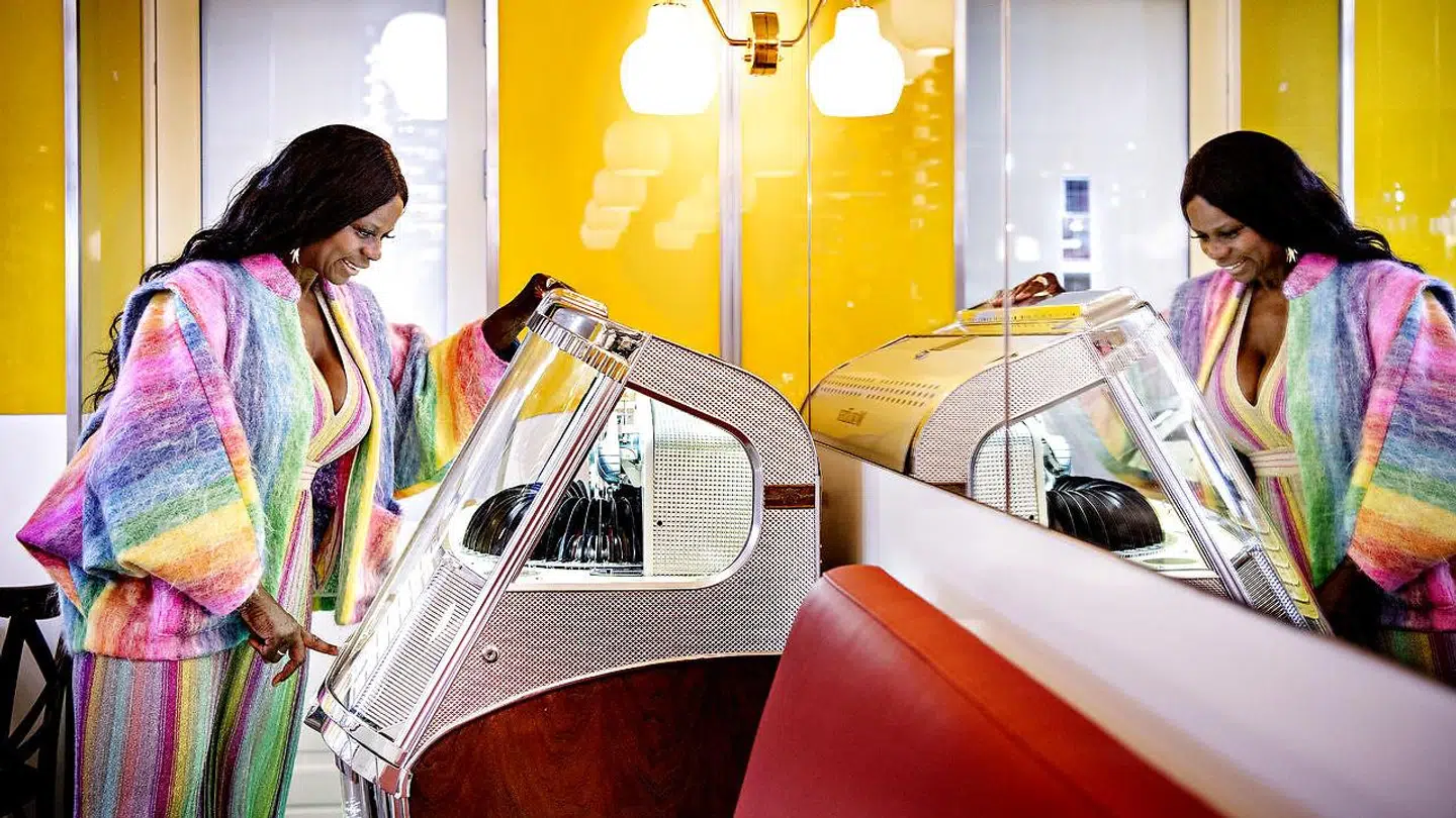 Yvonne Seier Christensen ved jukeboxen på Dan Turéll.