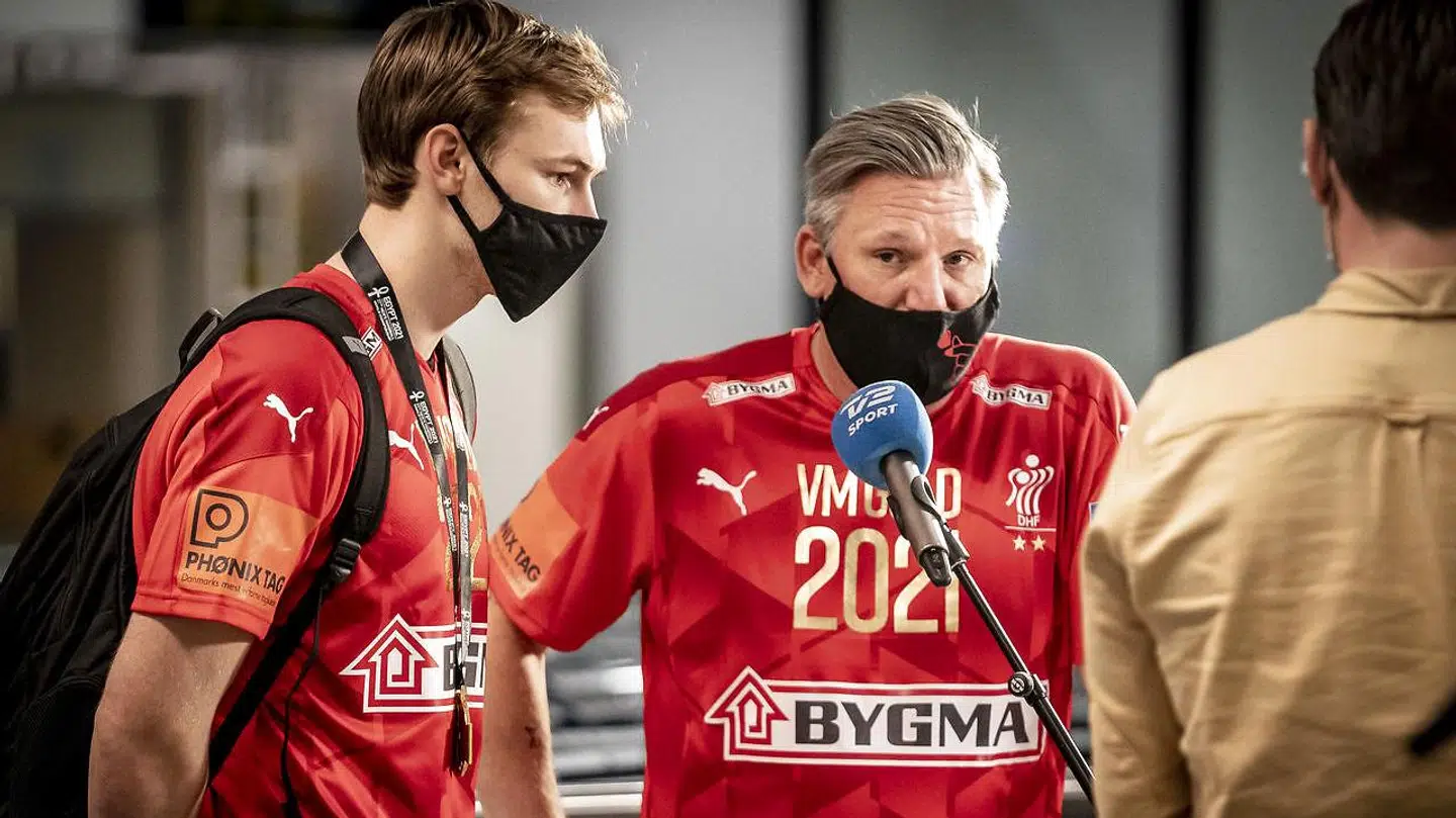 Mathias Gidsel (tv.) sammen med landstræner Nikolaj Jacobsen efter VM-guldet i januar.