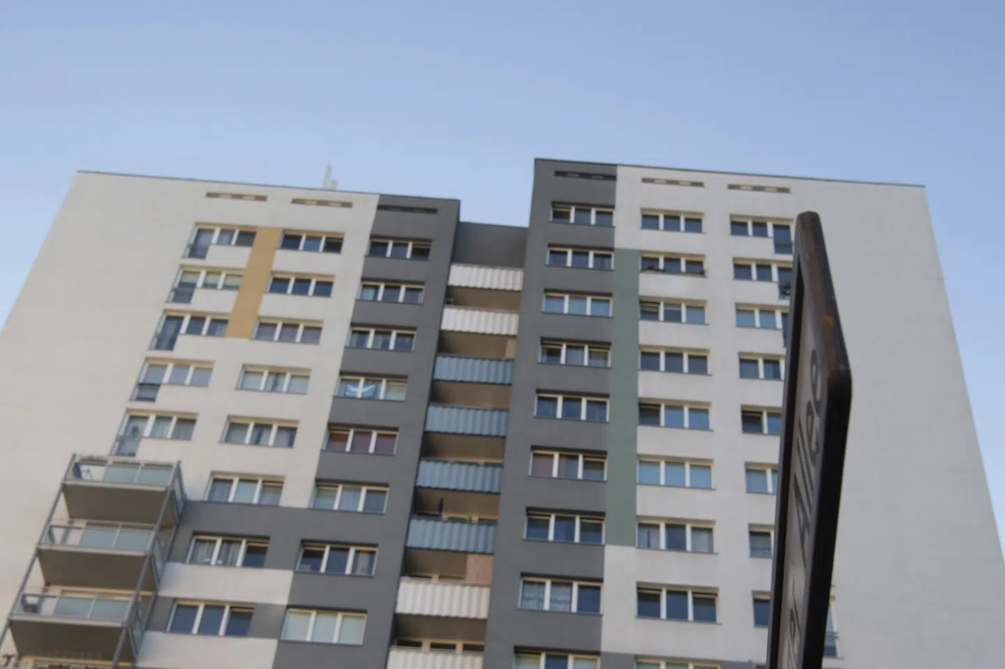 To lejligheder i denne bygning i Berlin var omfattet af en stor tysk politiaktion mod organiseret menneskesmugling af asylansøgere. Paul Zinken/Ritzau Scanpix