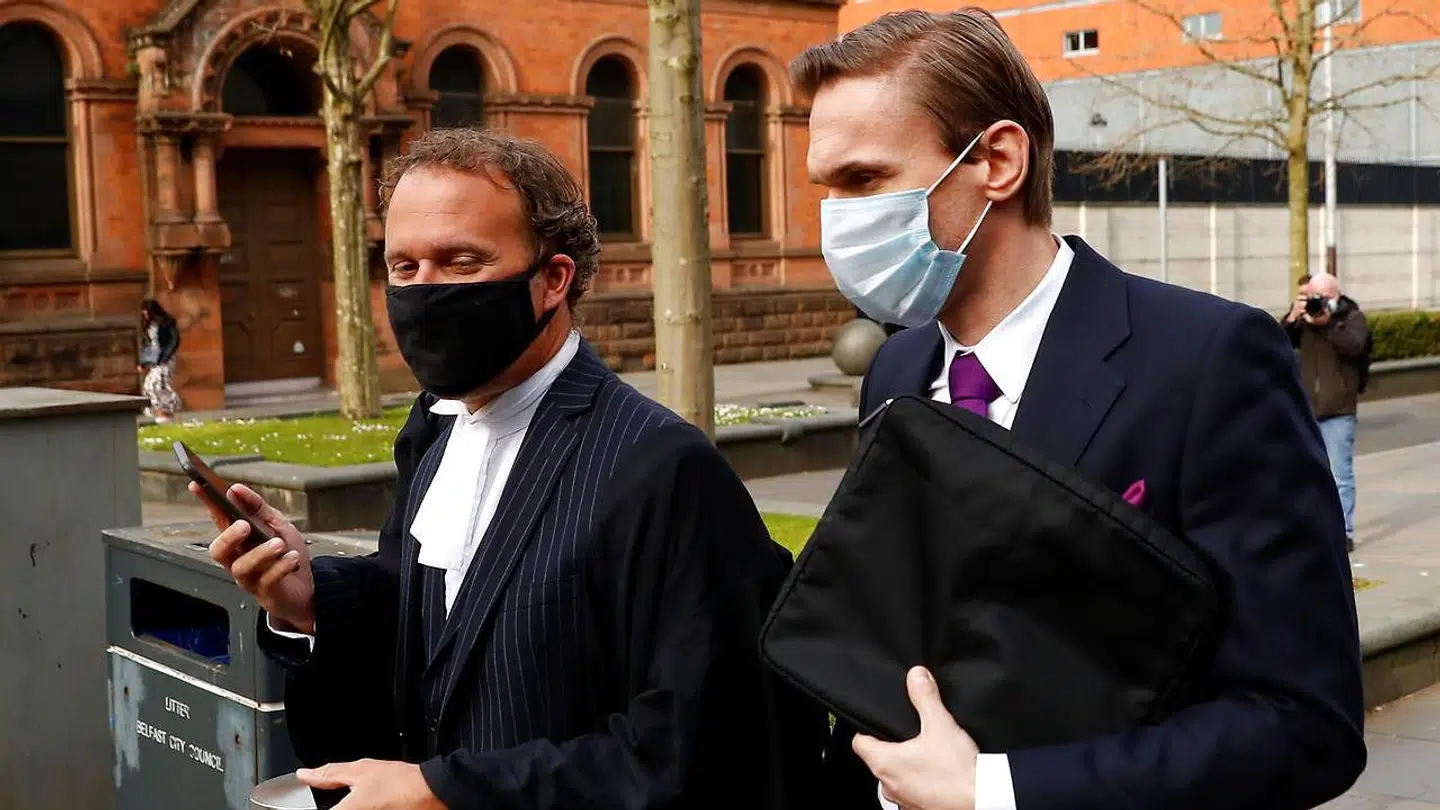 Tv-lægen Christian Jessen (højre) på vej i retten i forbindelsen med sagen.