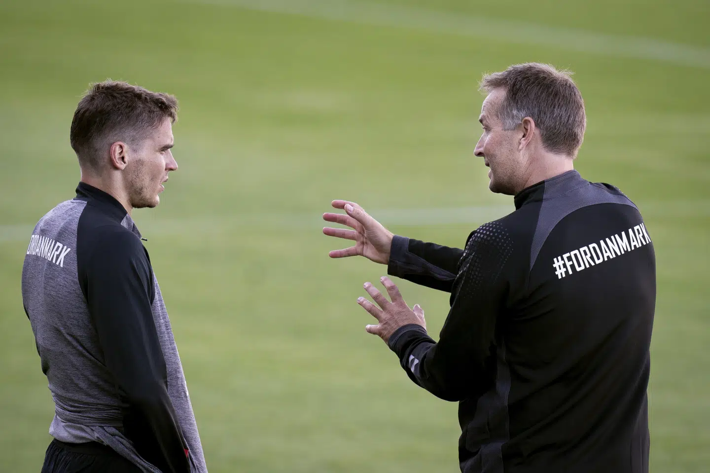 Kasper Hjulmand forsøger her at instruere Robert Skov i rollen som venstre back før en Nations League-kamp i efteråret. Det projekt er nu droppet. Liselotte Sabroe/Ritzau Scanpix