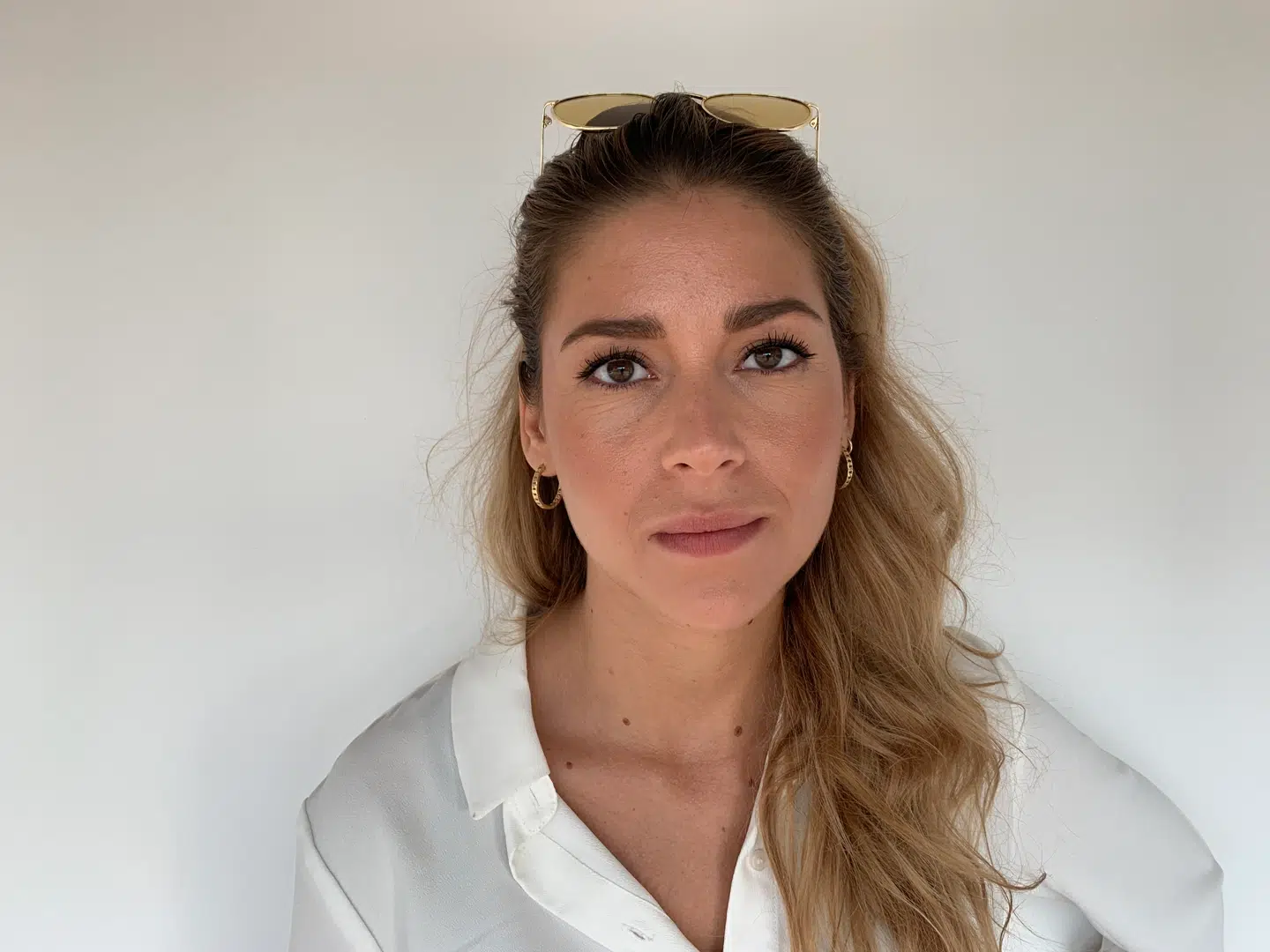 26-årige Natsha Mortensen var i tre måneder sygemeldt med stress, efter en vaneforbryder havde misbrugt hendes navn til svindel for mange tusind kroner. Alligevel fik han strafrabat på grund af den lange ventetid hos politi og domstole. Det skete, selvom det var hans sjette dom.