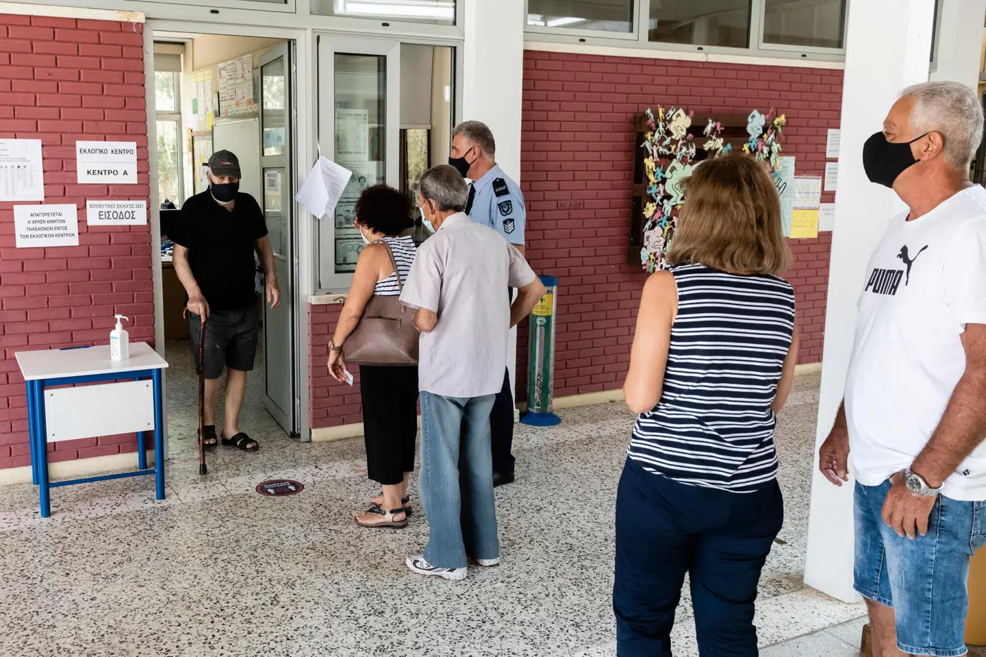 Indbyggere i hovedstaden Nicosia stod søndag i kø uden for en skole for at komme ind for at stemme ved parlamentsvalget. Iakovos Hatzistavrou/Ritzau Scanpix