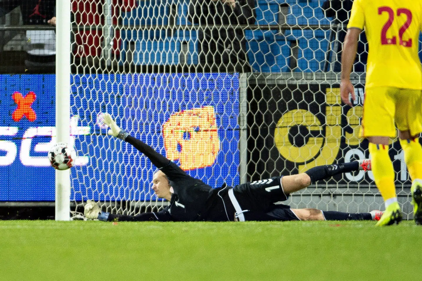 I EM-kvalifikationens første kamp mod Rumænien reddede Oliver Christensen et straffespark. (Arkivfoto) Henning Bagger/Ritzau Scanpix