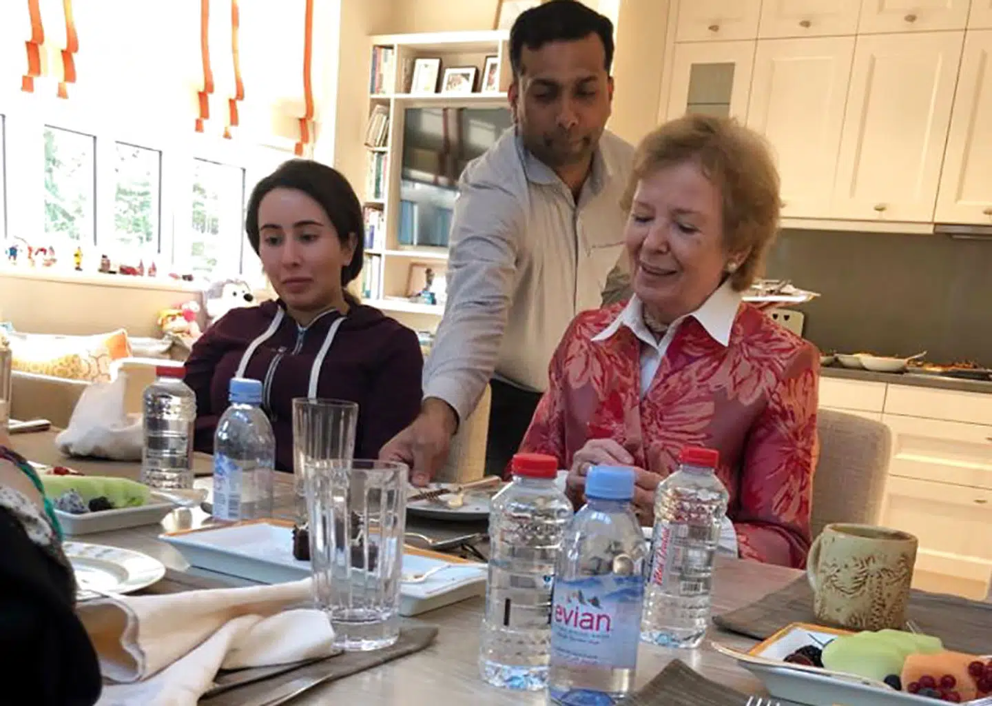 Her prinsessen i selskab med Mary Robinson. Billederne blev sendt ud af myndighederne i Dubai i december 2018.