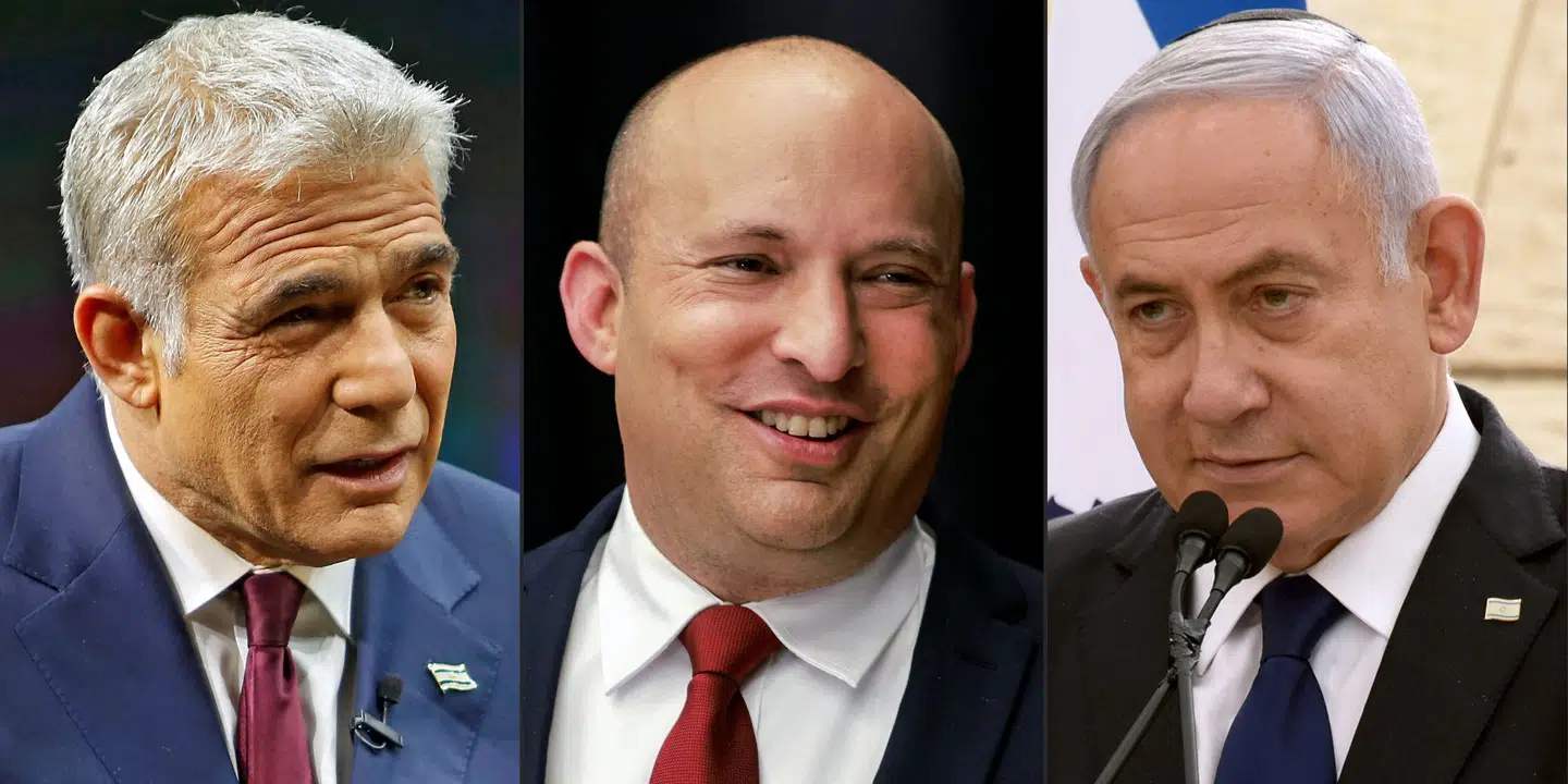 Yair Lapid (t.v.) fra partiet Yesh Atid (Der er en Fremtid) vil danne regering sammen med Naftali Bennett (i midten) fra det højreorienterede og religiøse parti Yamina (Ret). Hvis de får flere partier med sig, og et flertal i Knesset kan godkende regeringskoalitionen, vil det være slut på Benjamin Netanyahus (t.h.) 12 år som Israels premierminister. Gil Cohen-Magen, Menahem Kahana,/Ritzau Scanpix
