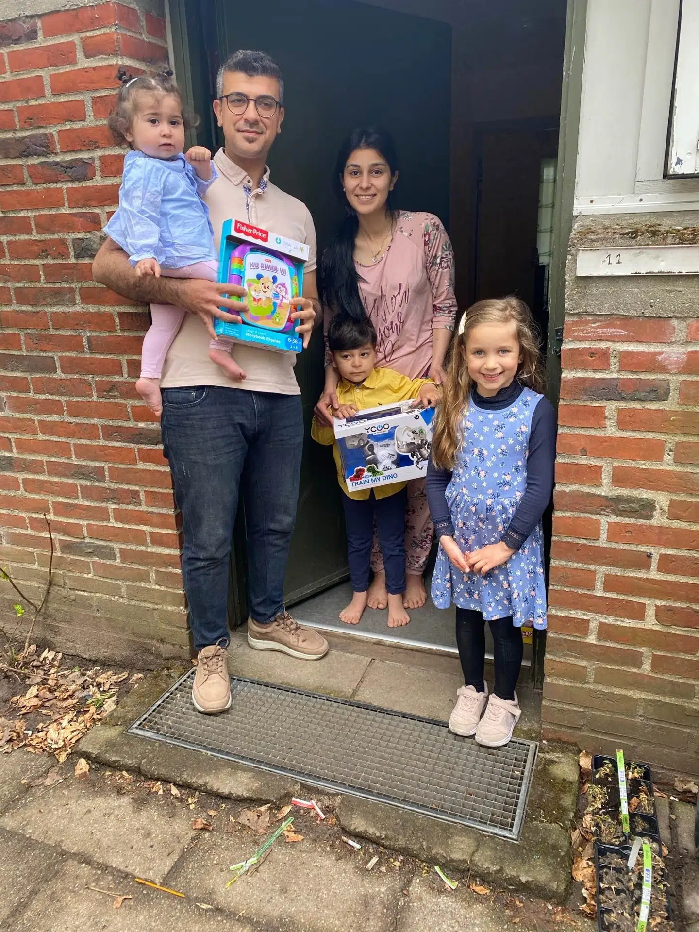 Amelia afleverede selv legetøjet til børnene på asylcenteret i Jelling. Foto: Massi Abdullah.