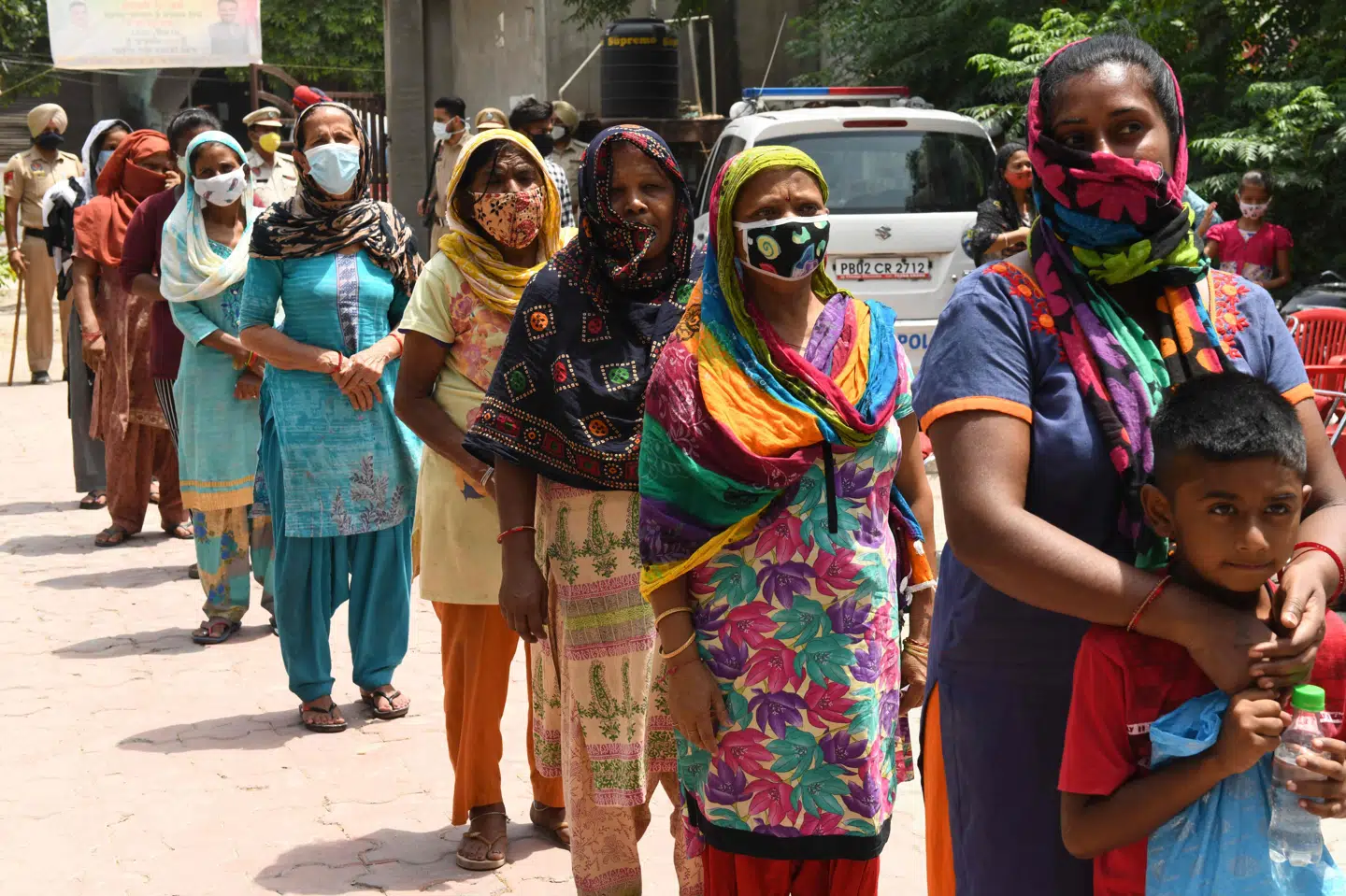 Folk i kø ved det politiske parti BJP, som uddeler madvarer til fattige i Amritsar. I et land, hvor 90 procent af arbejdsstyrken henter indtægter i de uformelle sektorer uden sociale sikkerhedsnet, er mange af de fattigste nu truet af sult som følge af pandemien. Narinder Nanu/Ritzau Scanpix