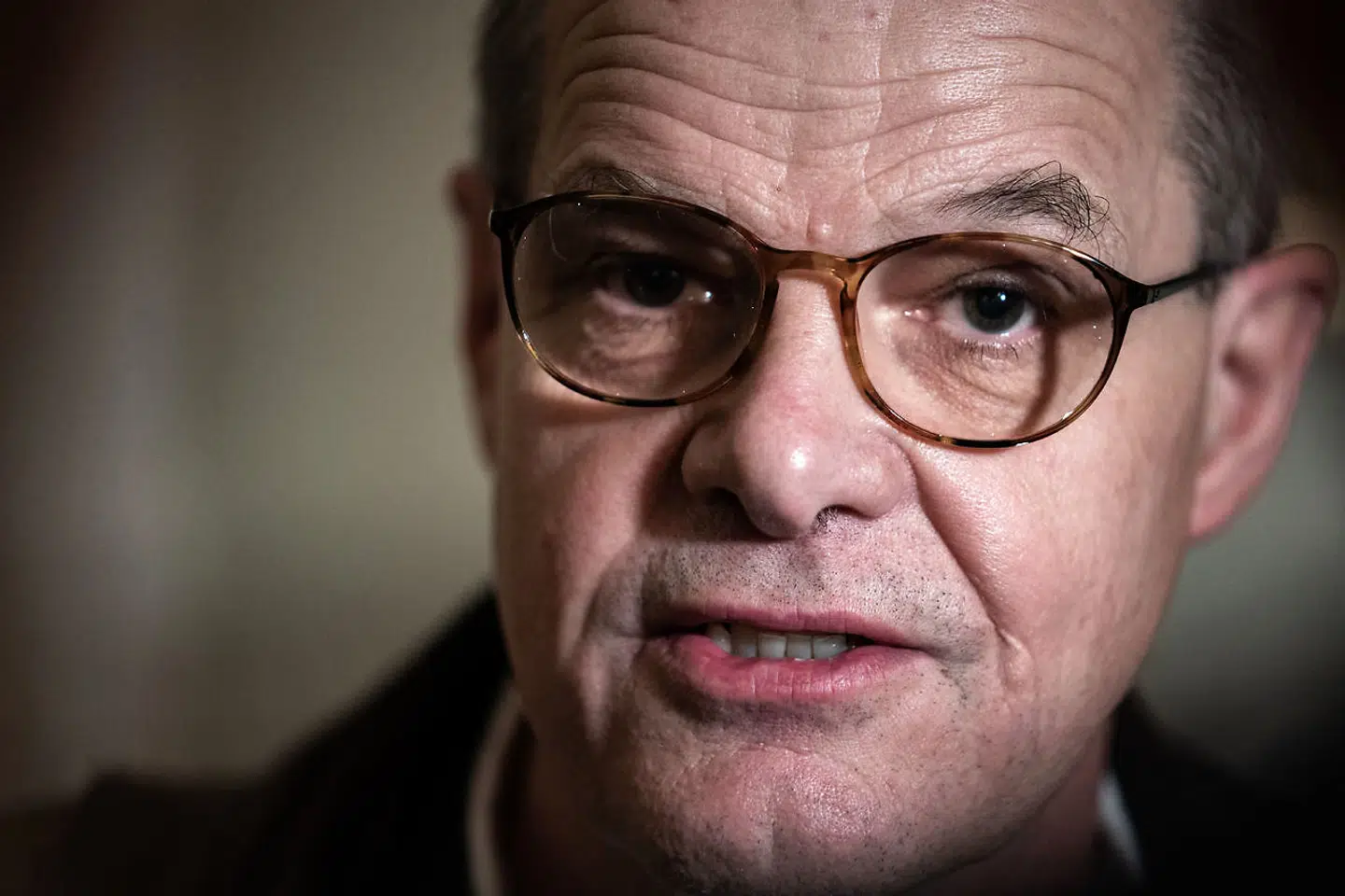 Faglig direktør hos Statens Serum Institut, Kåre Mølbak forlader høringen om beslutningsgrundlaget for at slå alle minkbesætninger i Danmark ned. Formålet med høringen er at få afdækket det beslutningsgrundlag, som lå til grund for regeringens beslutning den 4. november 2020, om at alle mink i Danmark skal slås ned. Høringen finder sted i Landstingssalen på Christiansborg mandag den 16. november 2020.. (Foto: Emil Helms/Ritzau Scanpix)