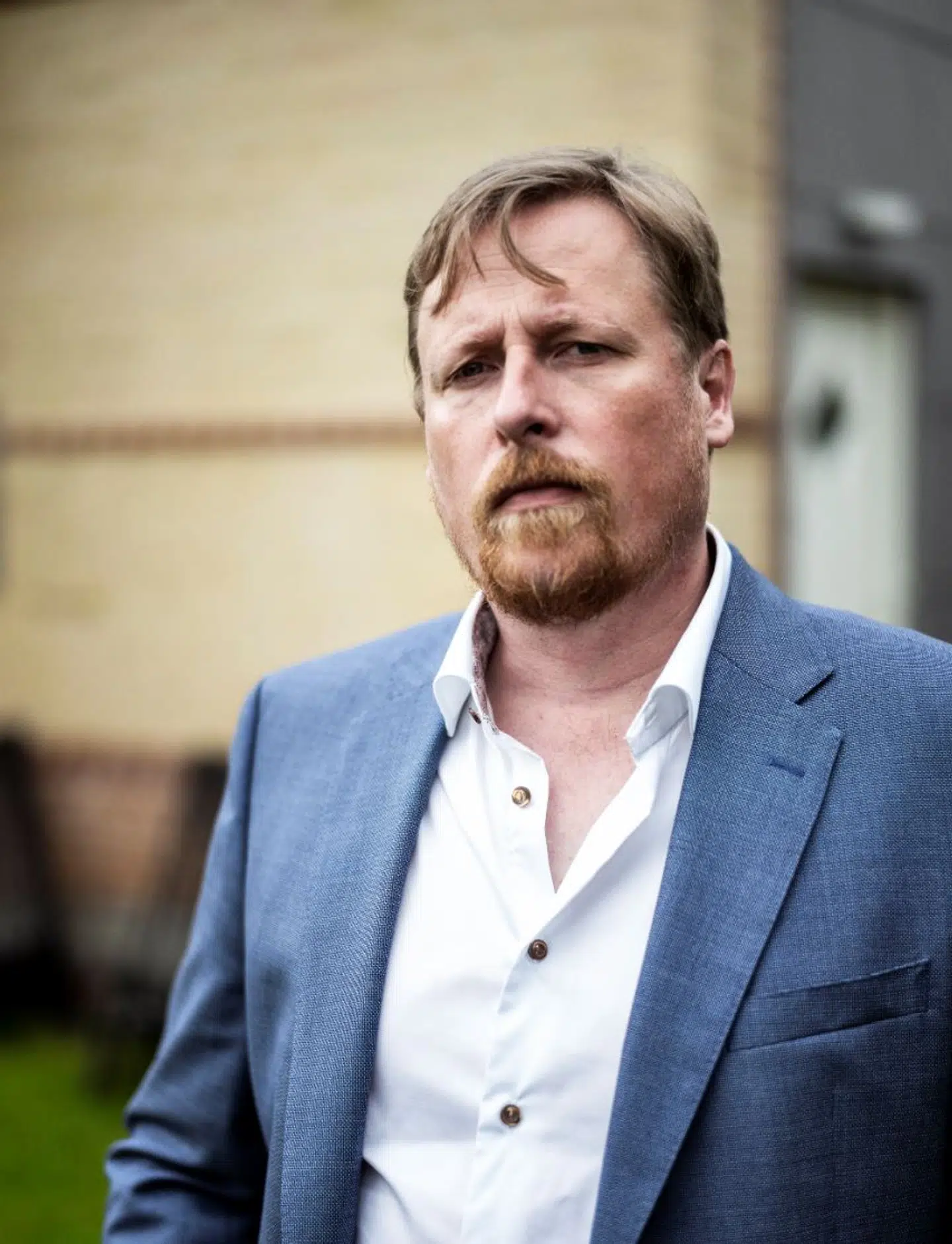 »Det var et mareridt.« Rasmus Kristensen, 44 år, foran sit hus i Lyngby, som på grund af håndværkerfejl blev udsat for gentagne vandskader under en stor om- og tilbygning.