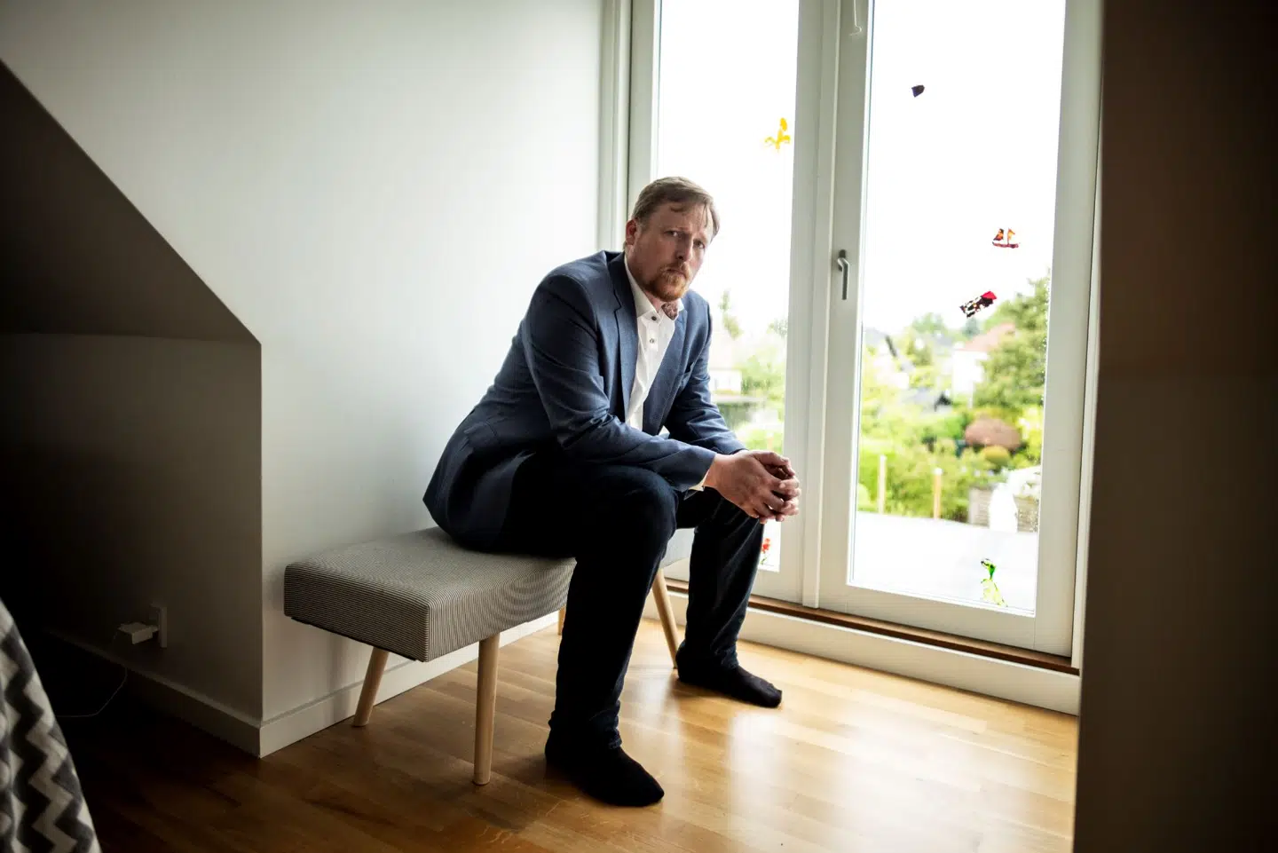 Rasmus Kristensen og hans hustru måtte efter at være flyttet tilbage til huset flytte ud af deres soveværelse på første sal i flere måneder på grund af en fejlkonstruktion i taget, der ledte vand direkte ind i soveværelset. Vægge og gulv blev ødelagt.