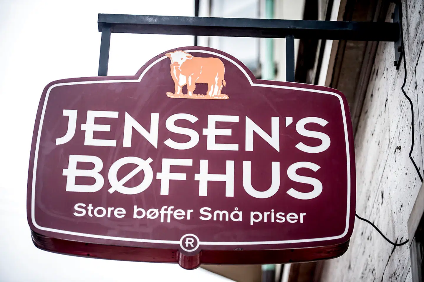 Her ses skiltet ved Jensens Bøfhus på Vesterbrogade i København. (Foto: Mads Claus Rasmussen/Scanpix 2017)