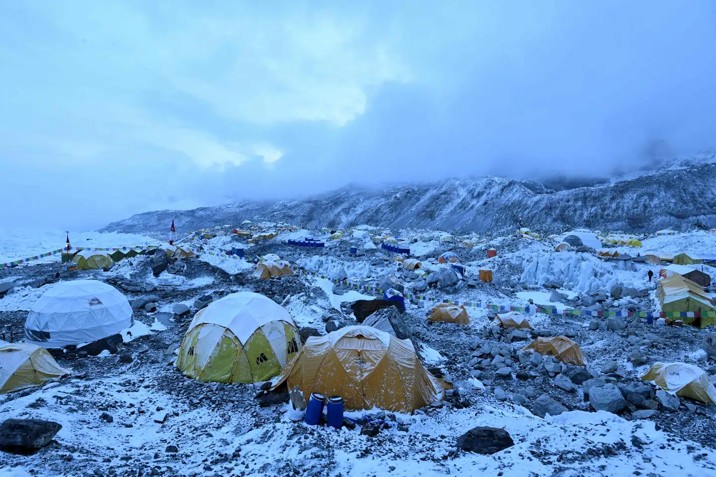 Omkring 1200 mennesker siges at have været i Mount Everests basecamp i år, der er blevet ramt af et coronaudbrud. (Arkivfoto) Prakash Mathema/Ritzau Scanpix