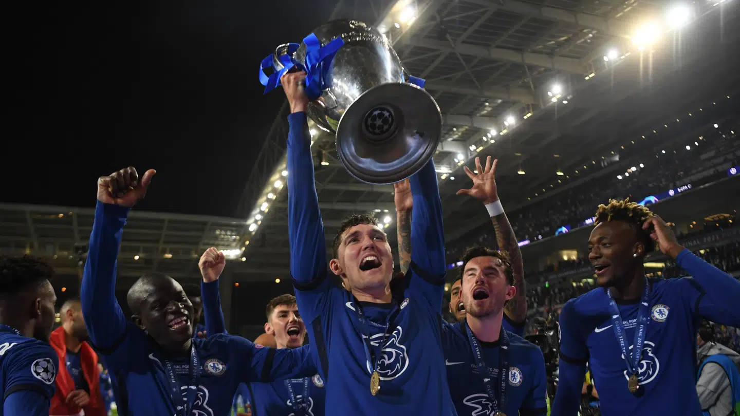 Andreas Christensen løfter beviset på, at Chelsea er vinder af Champions League.