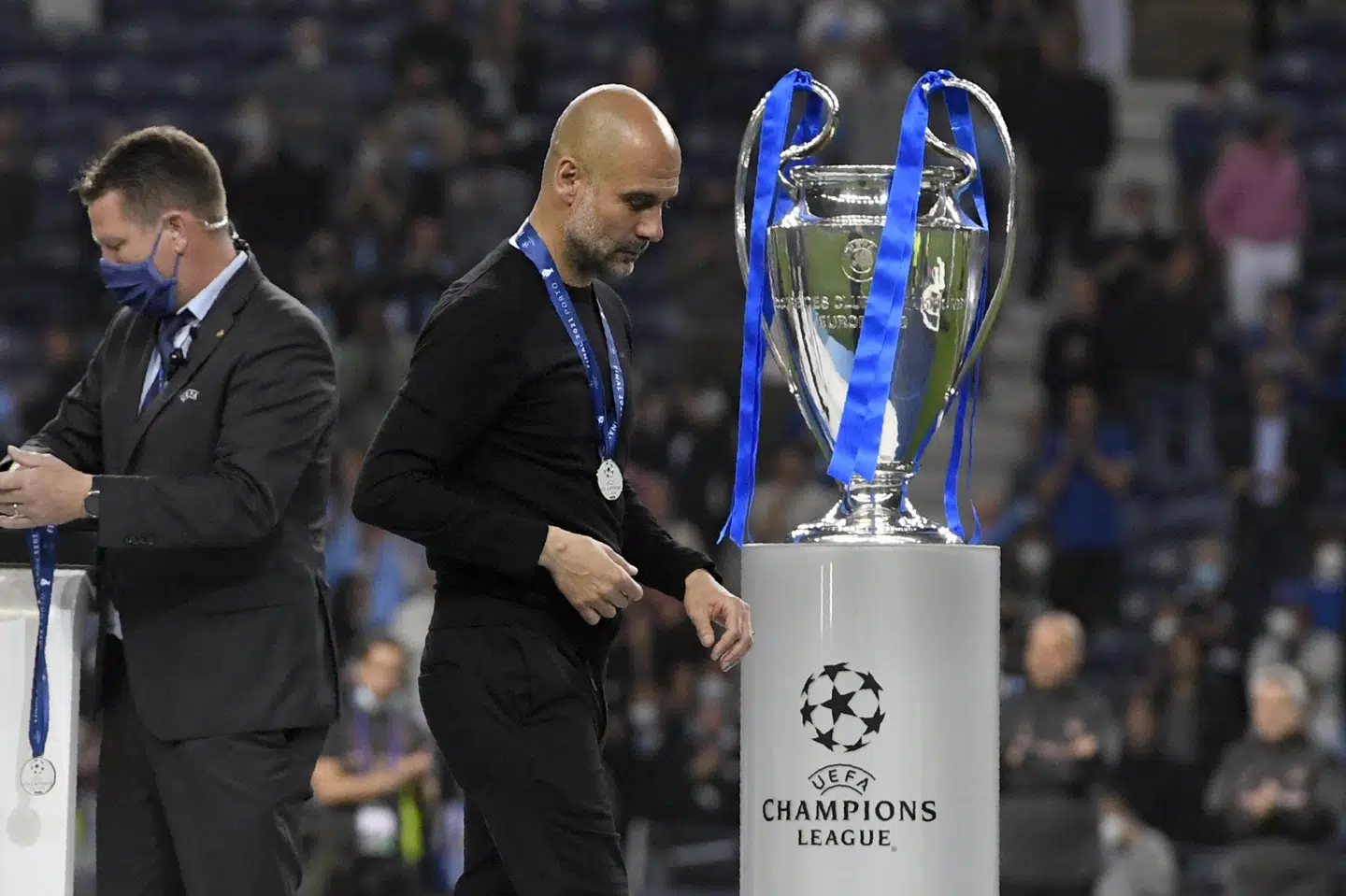 Pep Guardiola går forbi Champions League-trofæet efter Manchester Citys nederlag til Chelsea i finalen. Pierre Philippe Marcou/Ritzau Scanpix
