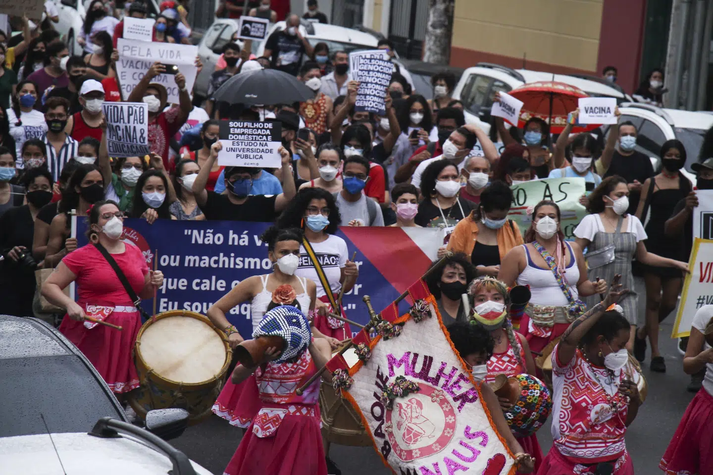 Amazonas-storbyen Manaus har været en af de hårdest ramt byer med coronavirus i Brasilien. I januar mistede flere livet på grund af iltmangel i byen. Lørdag er flere af byens indbyggere gået på gaden for at demonstrere mod regeringens håndtering af pandemien. Aguilar Abecassis/Ritzau Scanpix