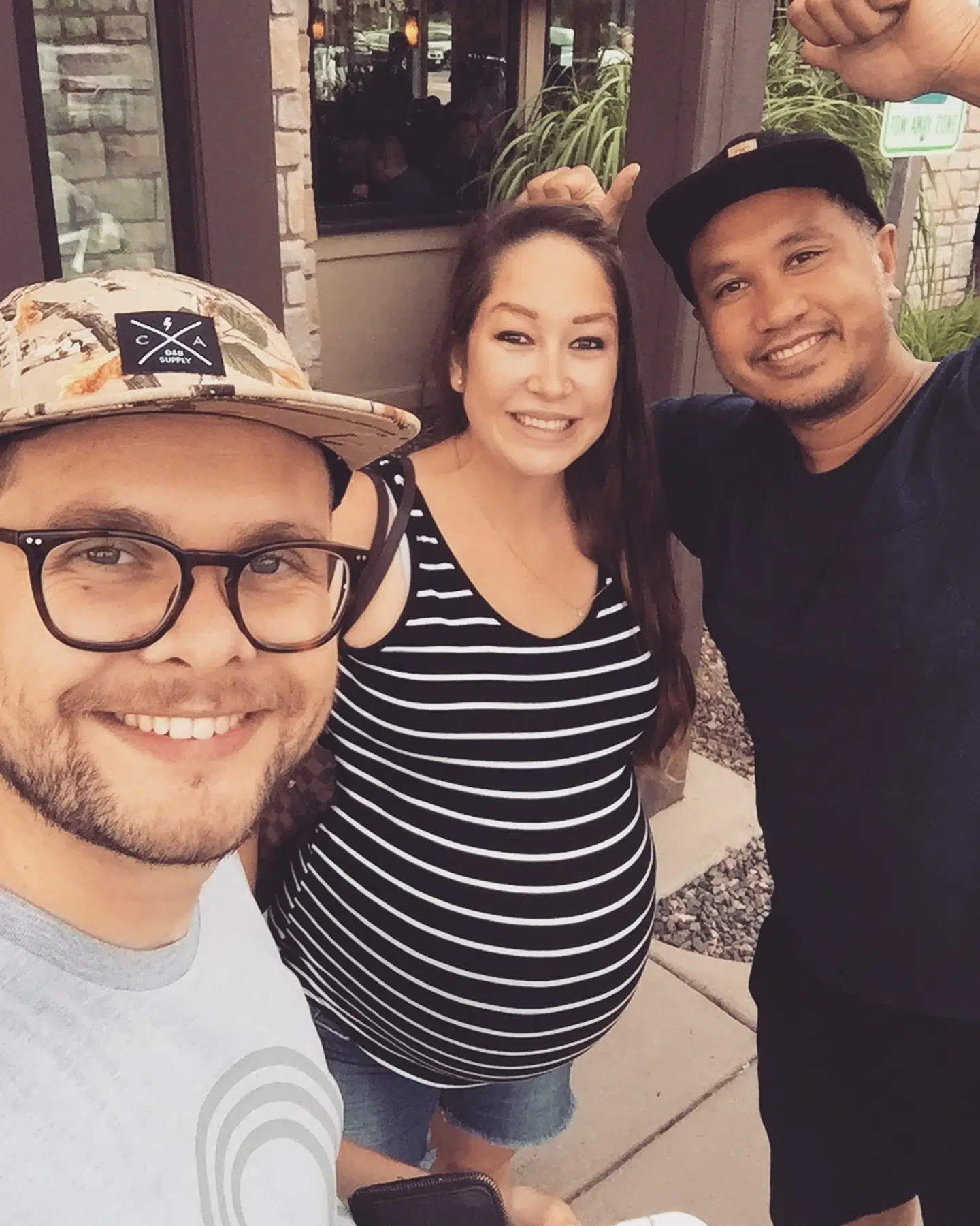 Kaspar og Lambang med deres 'carrier' Lindsay i juli 2018. Her er der 11 dage til, at Java og Atlas kommer til verden.
