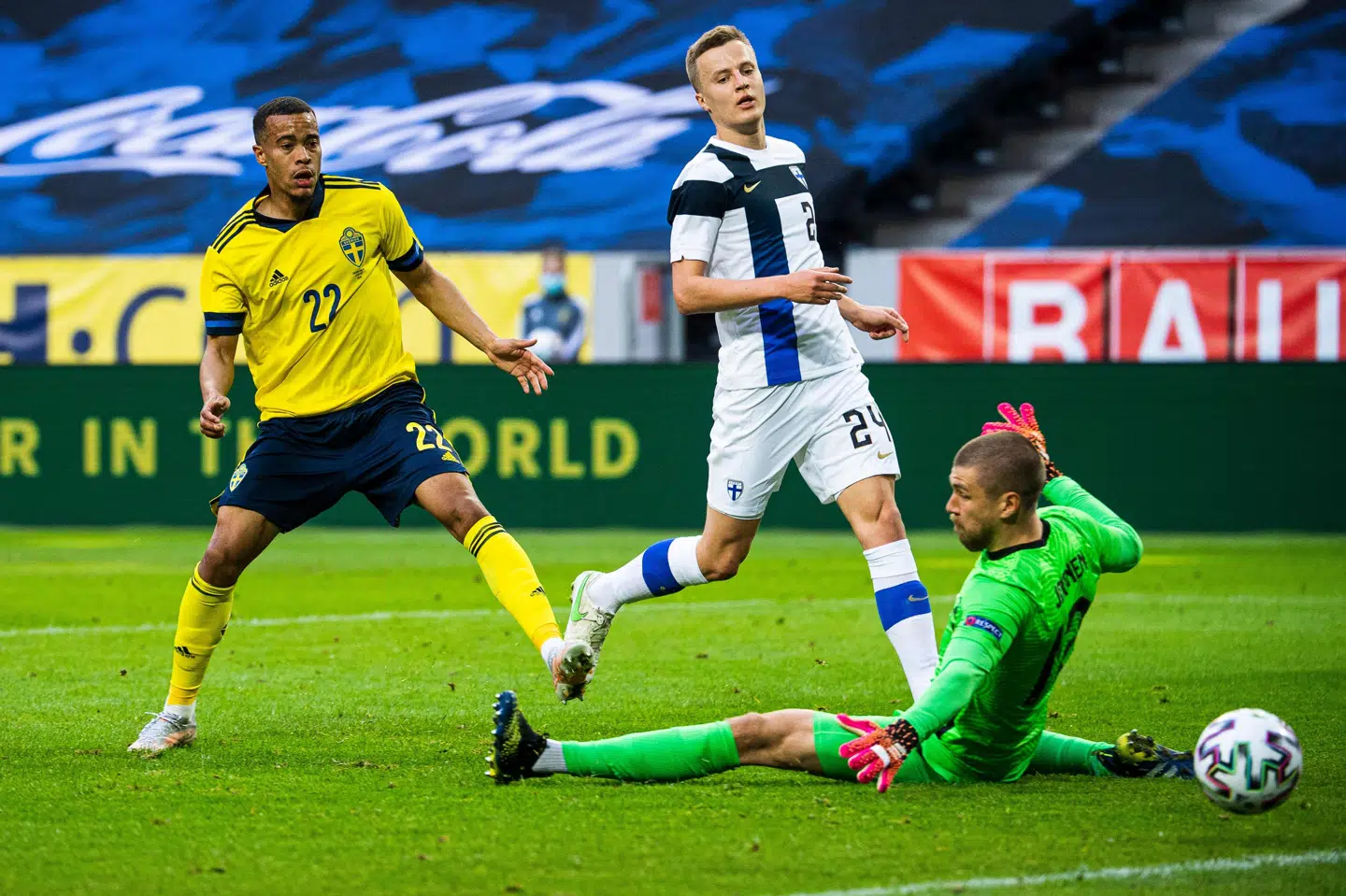 Robin Quaison passerer den tidligere FC København-keeper Jesse Joronen i lørdagens EM-testkamp, som svenskerne vandt med 2-0. Jonathan Nackstrand/Ritzau Scanpix
