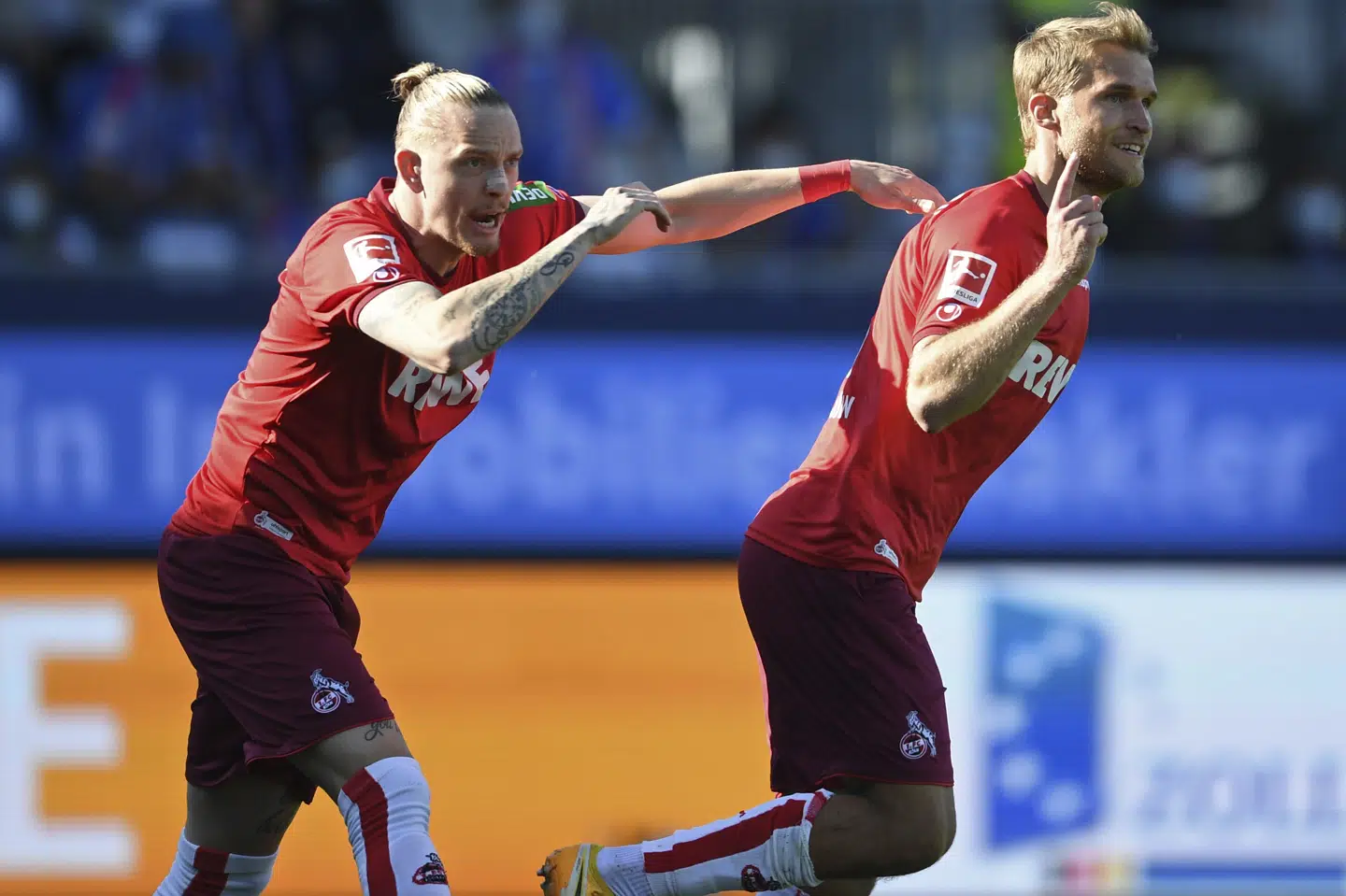 Den svenske angriber Sebastian Andersson (til højre) jubler over en af sine to scoringer i 5-1-sejren over Holstein Kiel. Carmen Jaspersen/Ritzau Scanpix