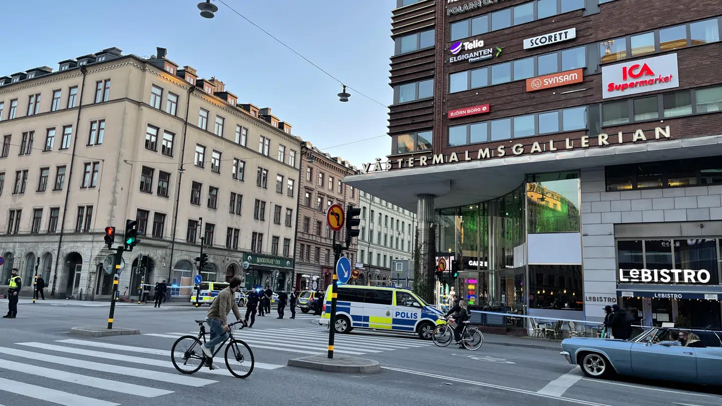 Ifølge Aftonbladet er der sket et skænderi mellem flere personer før knivstikkeriet.