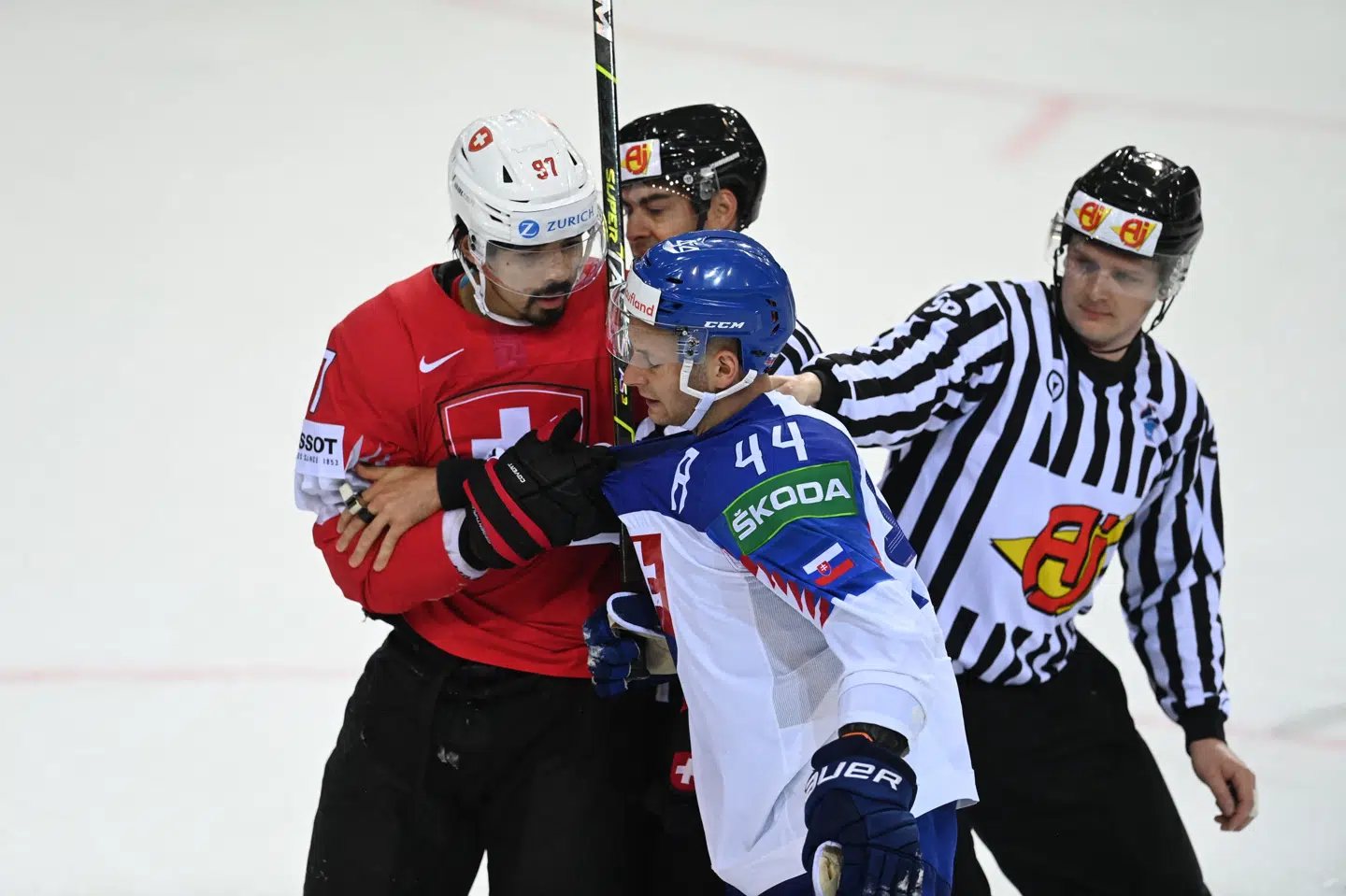 Det koster Mislav Rosandic (til højre) en kamps karantæne, at han spyttede på Schweiz' Jonas Siegenthaler (til venstre) i de to landes VM-kamp i torsdags. Gints Ivuskans/Ritzau Scanpix