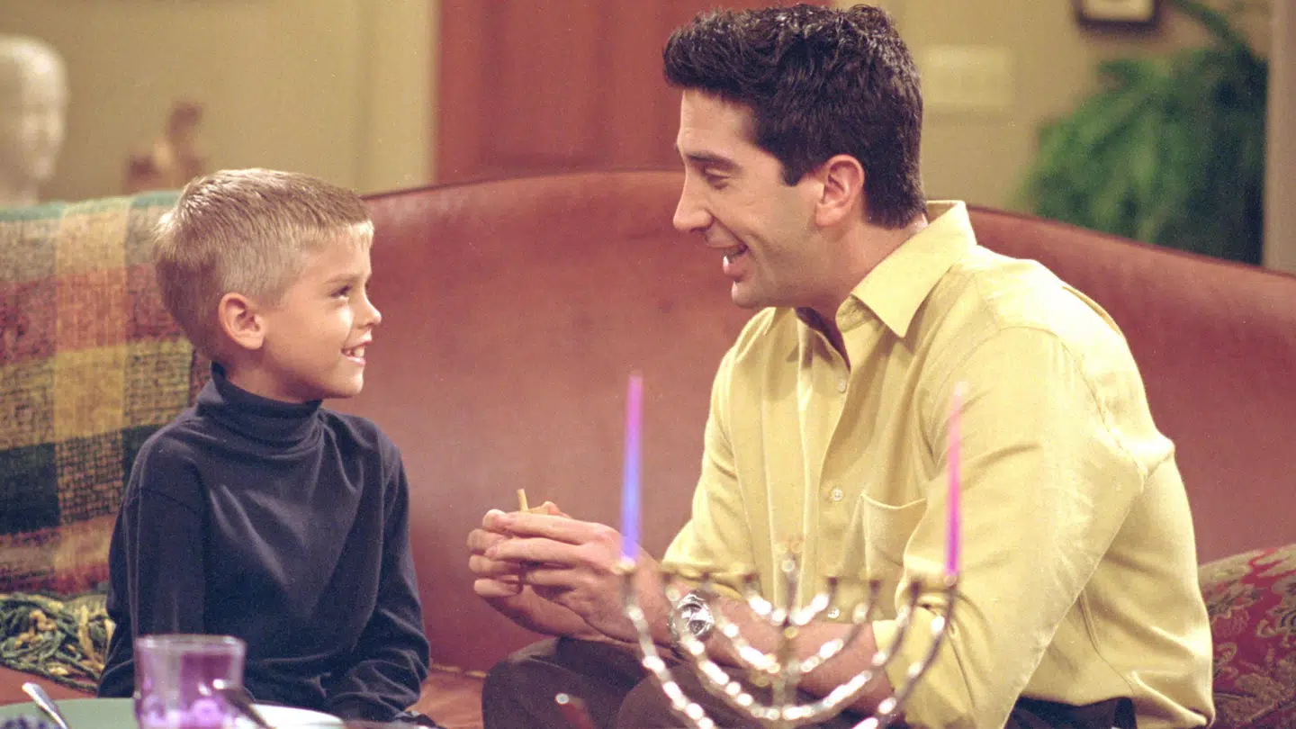 Ben med sin far Ross - spillet af Cole Sprouse og David Schwimmer - i 'Friends'.