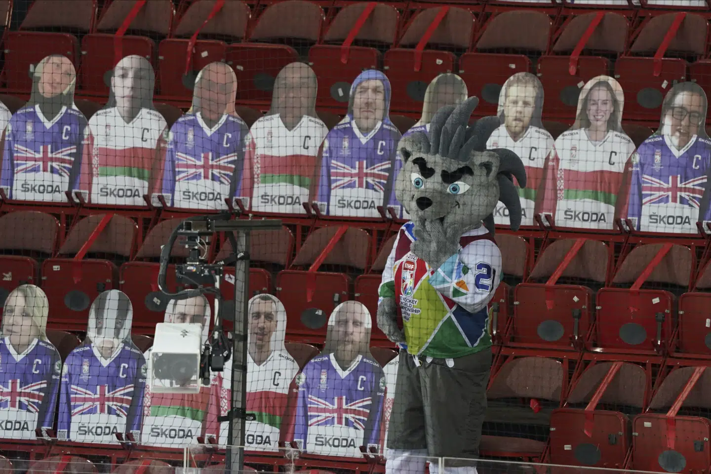 Papfigurer har været de eneste tilskuere til kampene i VM's første uge. Roman Koksarov/Ritzau Scanpix