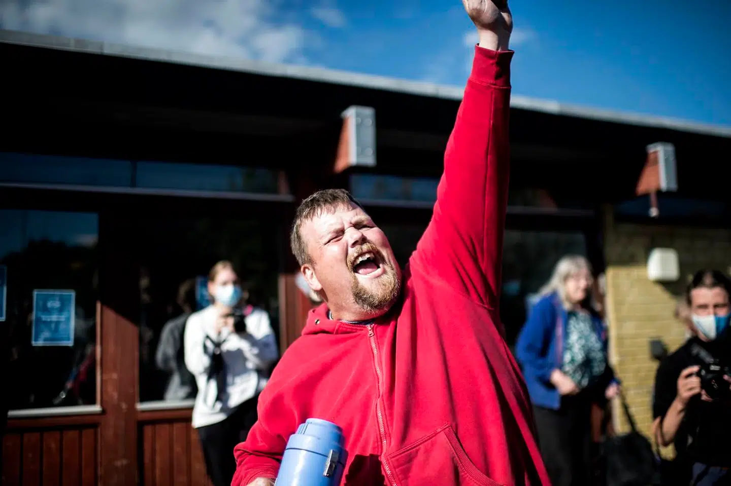 »Langeland siger nej,« råber Jesper Skovhus. Udlændinge- og integrationsminister Mattias Tesfaye (S) besøger Center Holmegaard, der bliver et nyt udrejsecenter, ved Bagenkop på Langeland torsdag den 20. maj 2021.. (Foto: Tim Kildeborg Jensen/Ritzau Scanpix)