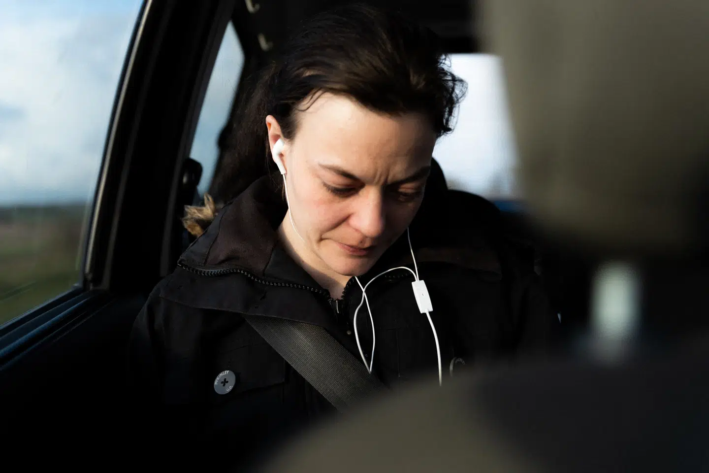 På vej til og fra mødet hos kommunen i maj sad Elisabeth og hørte musik eller så videoer af sine børn.