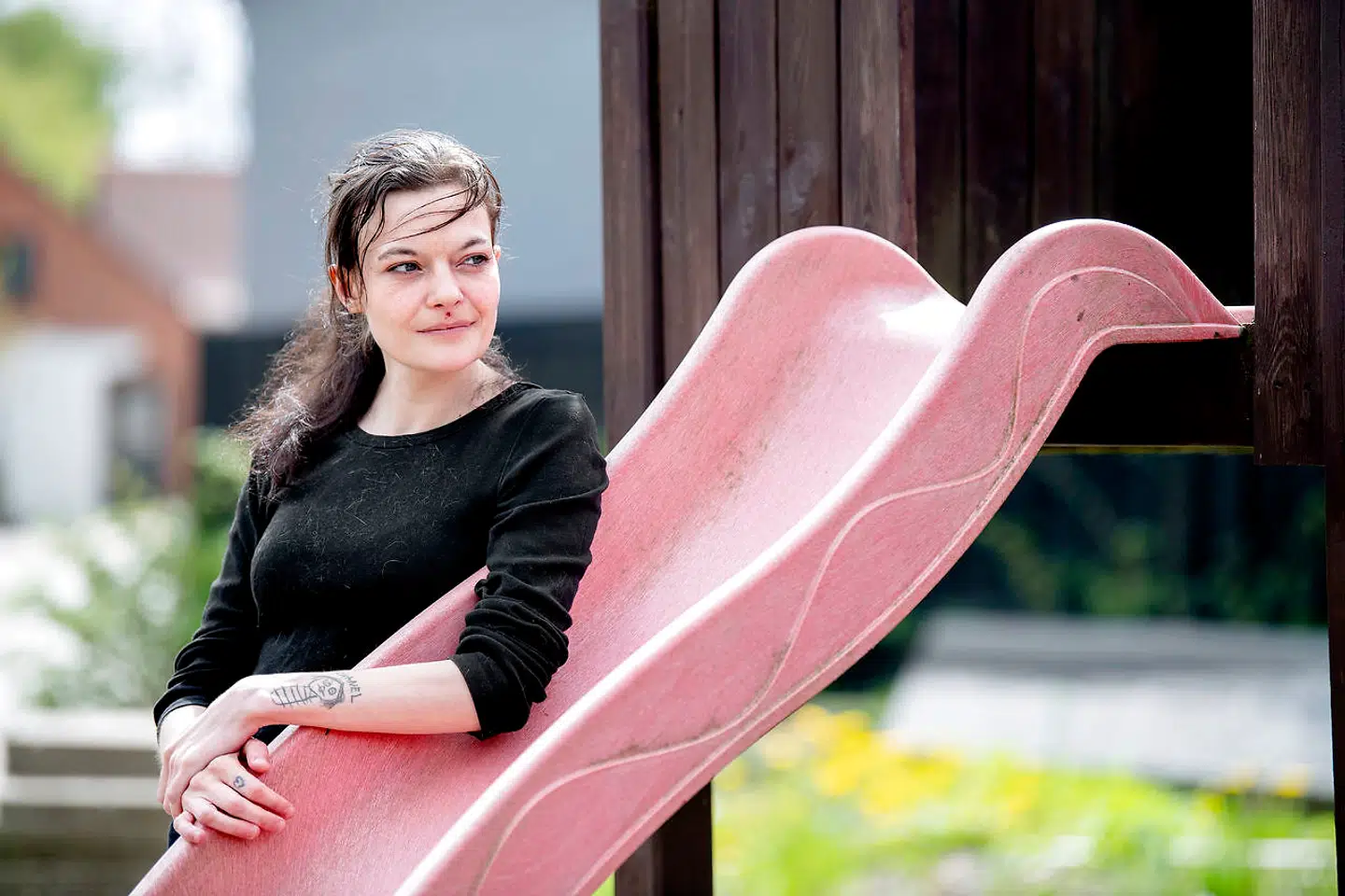 Elisabeth Hansen har lagt en traumatiserende barndom med overgreb, en alkoholiseret mor og massivt omsorgssvigt bag sig. Hun var den ældste af to søskende, som flygtede fra Ærø på grund af moren.