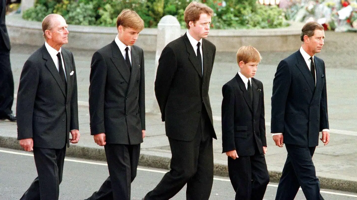 Mange husker nok dette triste billede af prins Harry, der må gå bag sin mors kiste.