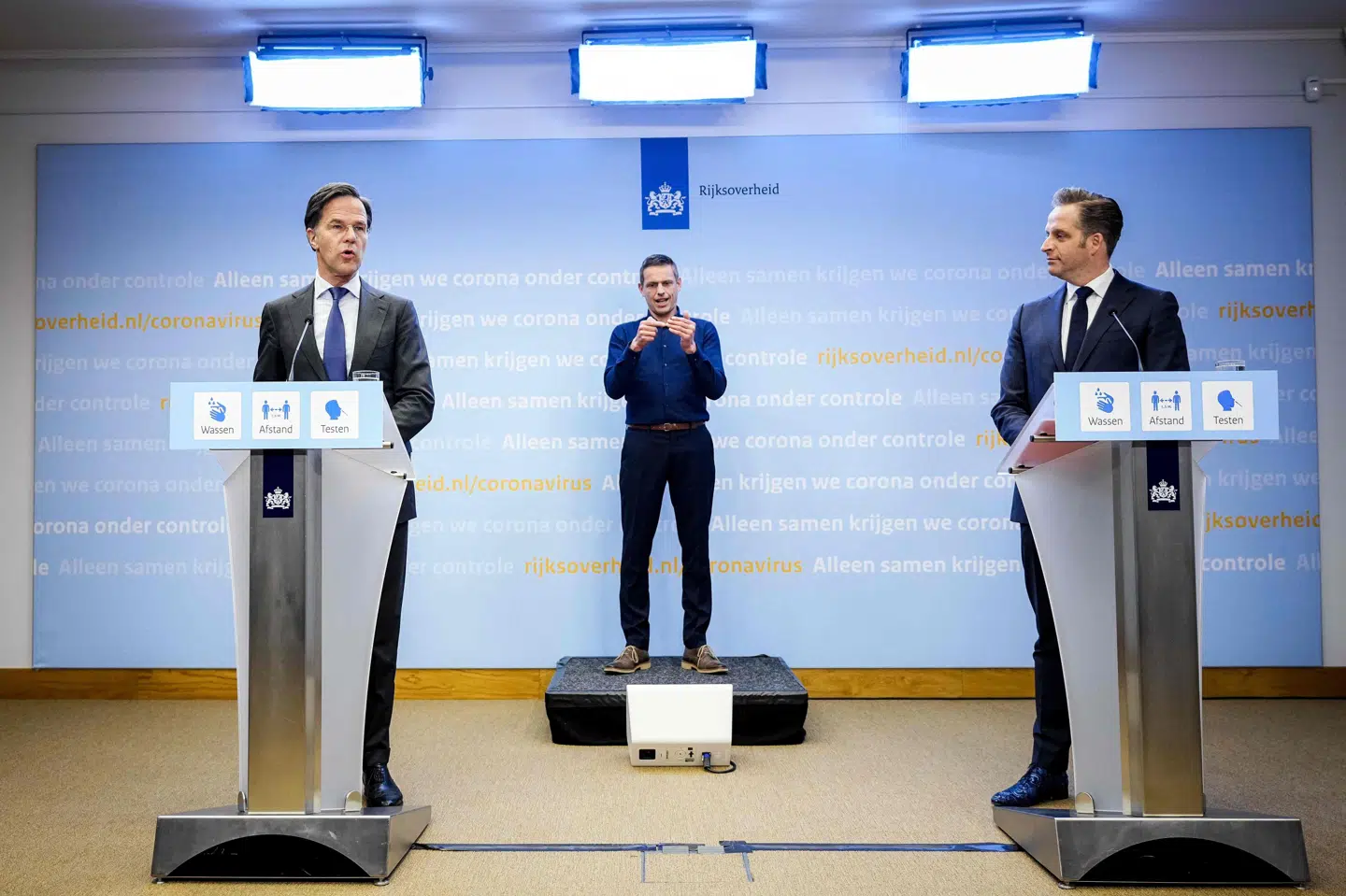 Hollands premierminister, Mark Rutte, (t.v.) og sundhedsminister, Hugo de Jonge, (t.h.) fortæller om genåbningen 5. juni. Phil Nijhuis/Ritzau Scanpix