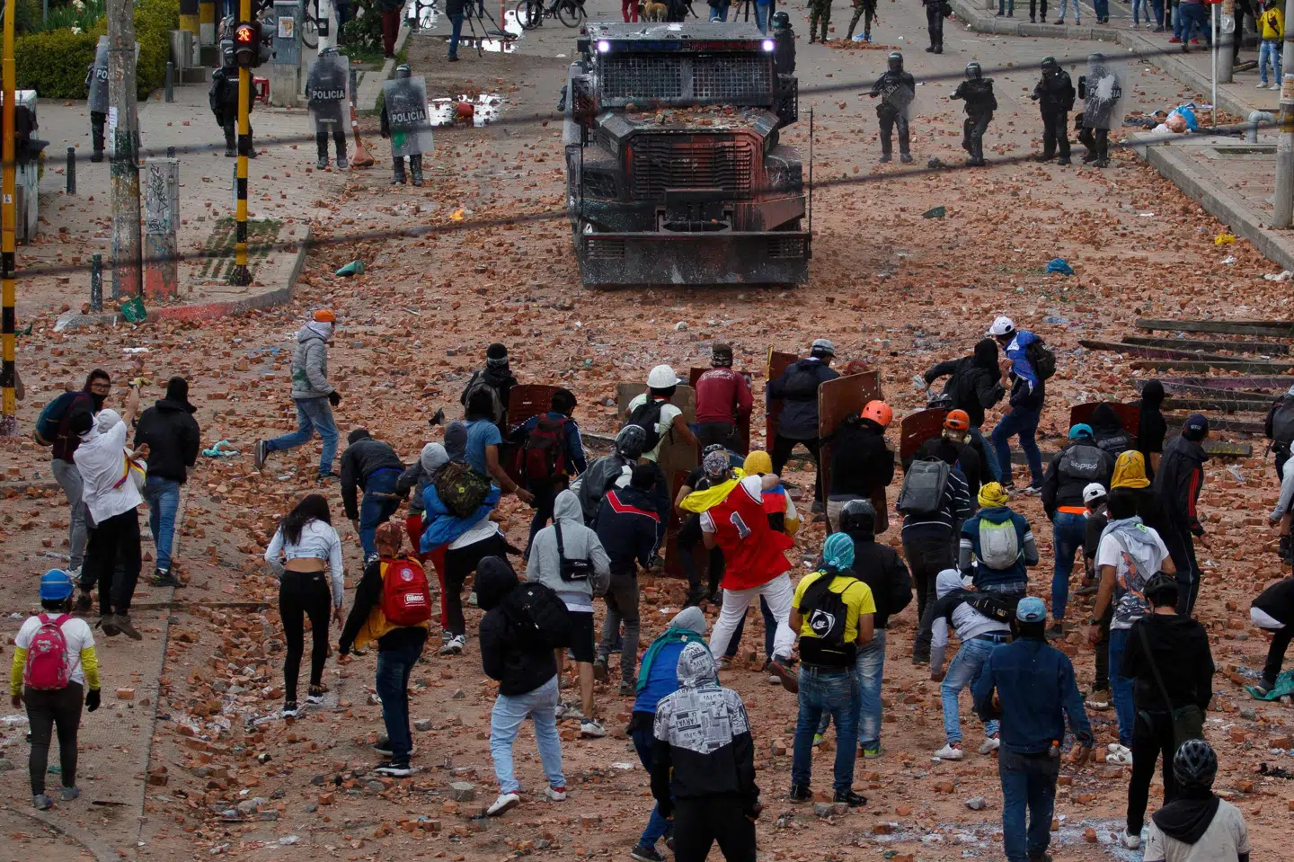 Demonstranter og politi stødte fredag sammen over hele Colombia under protester mod regeringen. Her i byen Madrid lidt udenfor landets hovedstad, Bogotá. Juan Pablo Pino/Ritzau Scanpix