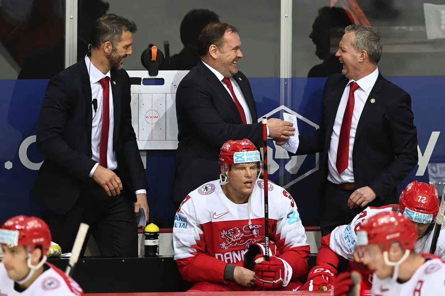 Længe lignede det en frustrerende aften, men det endte som en fest for landstræner Heinz Ehlers og assistenterne Andreas Lilja og Jens Nielsen. Gints Ivuskans/Ritzau Scanpix