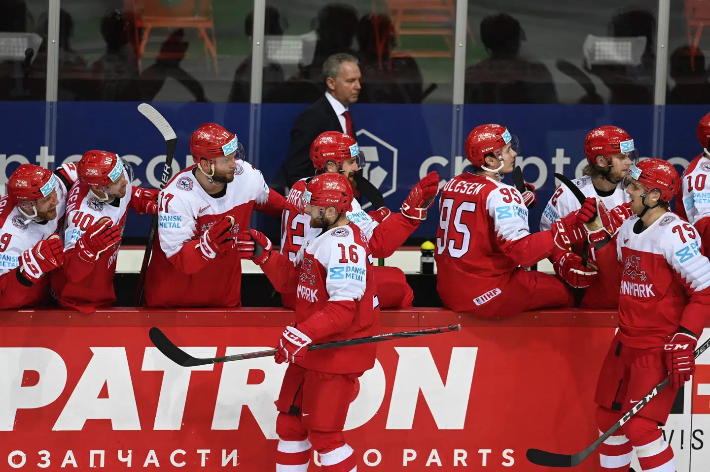 Matthias Asperup (nummer 16) sørgede for den vigtige scoring til 2-2 i sin første VM-kamp. Gints Ivuskans/Ritzau Scanpix