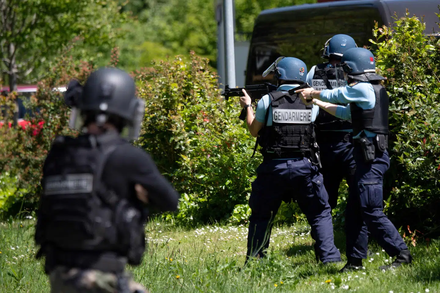En kendt radikal, der var mistænkt for at have udført knivangreb i Frankrig, døde fredag af skudsår, som han pådrog sig i en skudveksling med politiet. Han havde forinden såret en kvindelig betjent alvorligt. Loic Venance/Ritzau Scanpix