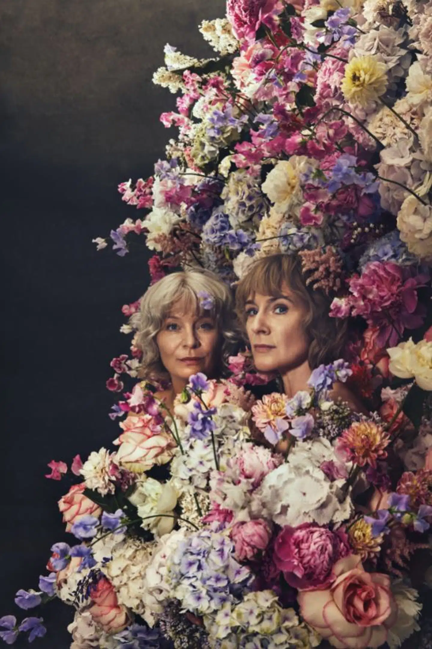 Signe Lindkvist og Iben Hjejle er to af de kvinder, der har ladet sig fotografere til udstillingen 'Red min søster' svøbt i blomster fra Poppykalas.