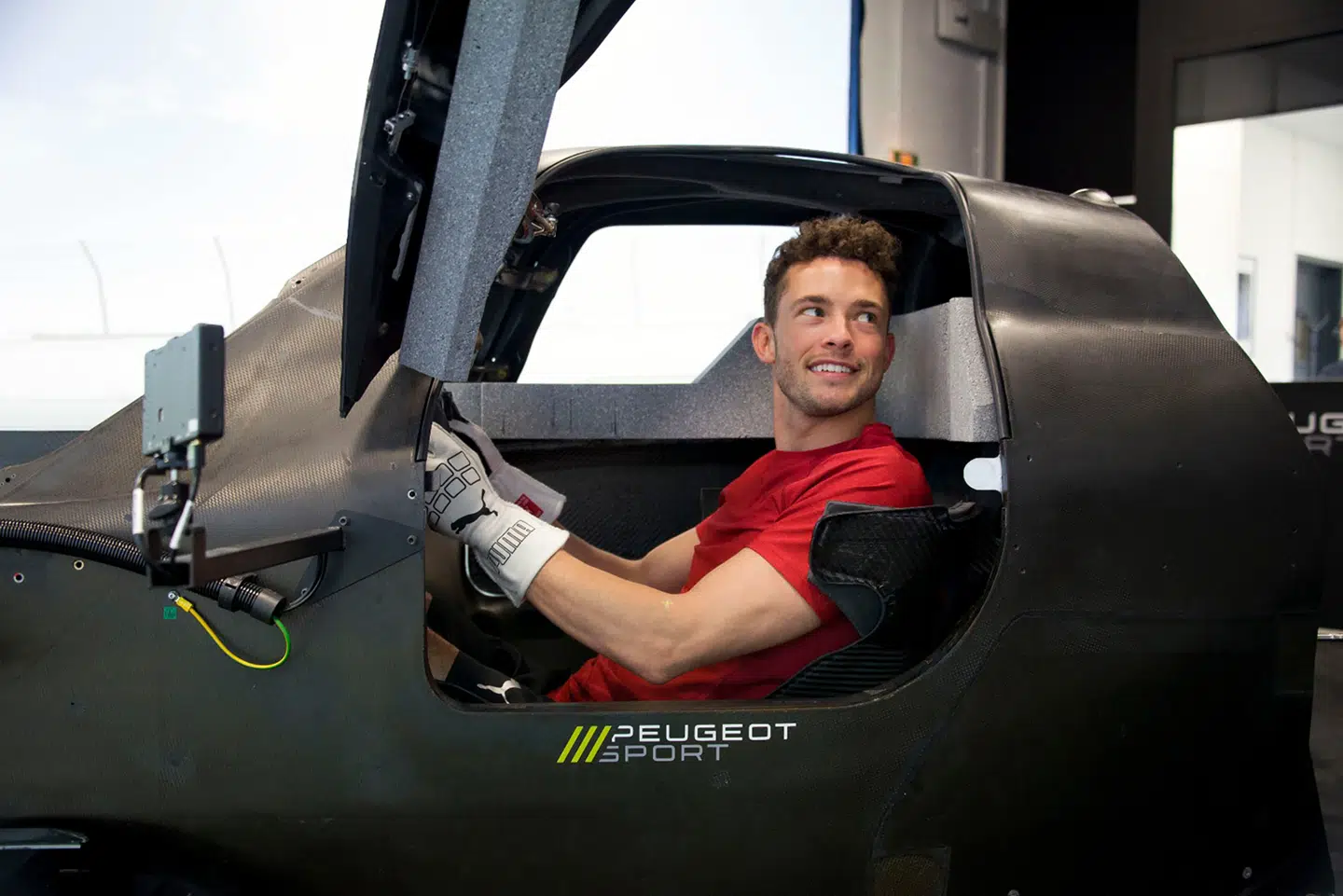 Mikkel Jensen prøvesidder cockpittet i Peugeots nye Hypercar Le Mans-racer.