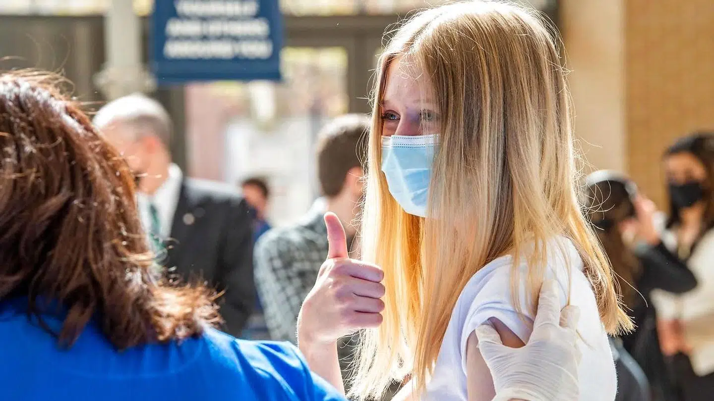 14-årige Sadie Sindland vaccineres i Connecticut, USA, i maj i år, efter Pfizers vaccine er blevet godkendt af den amerikanske lægemiddelstyrelse til børn ned til 12 år.