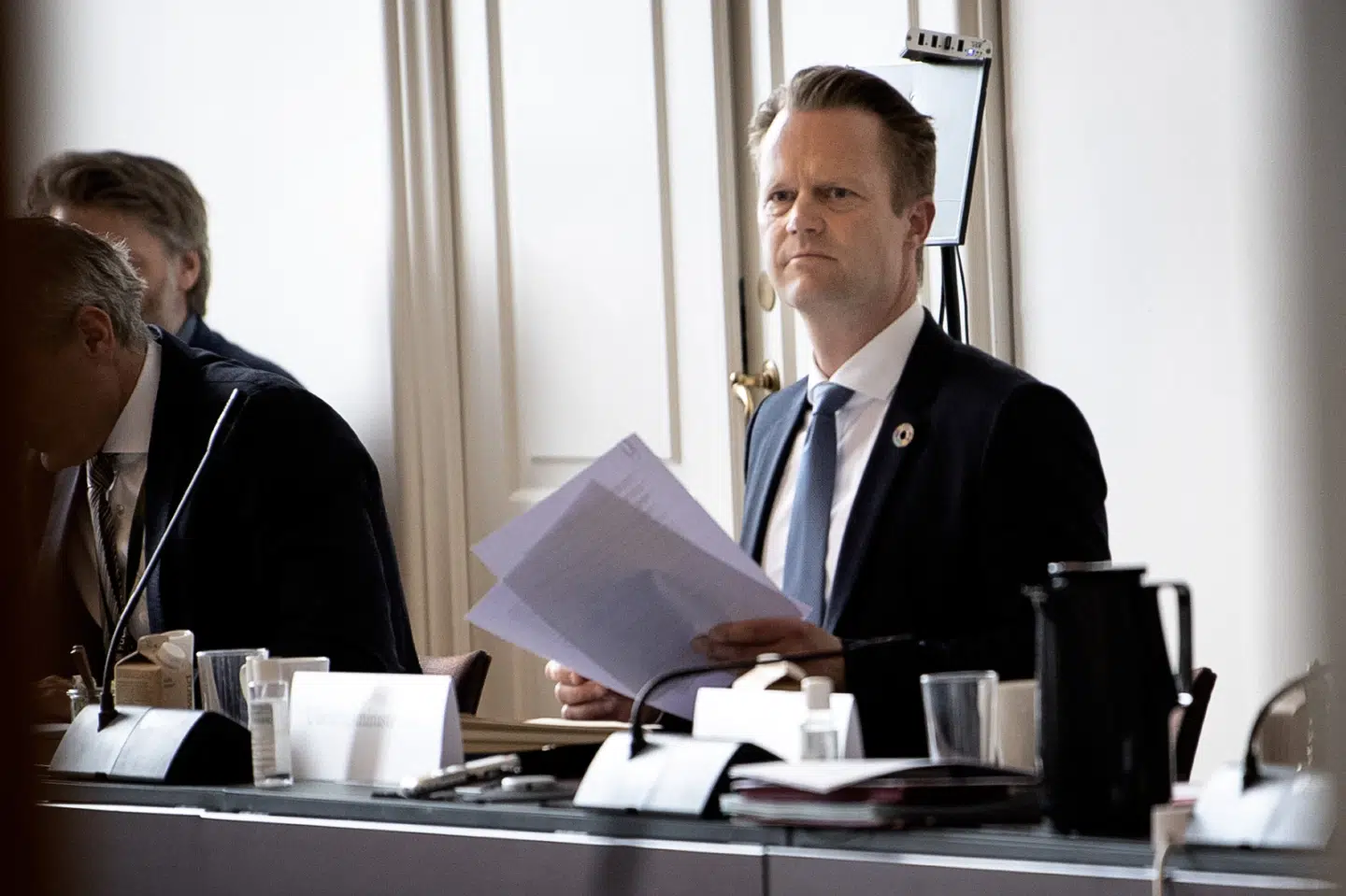 Udenrigsminister Jeppe Kofod har sammen med regeringen fredag fået kritik fra samtlige partier i Folketinget, undtagen Socialdemokratiet, for ikke at have delagtiggjort Det Udenrigspolitiske Nævn i vurderinger fra Forsvarets Efterretningstjeneste. Nils Meilvang/Ritzau Scanpix