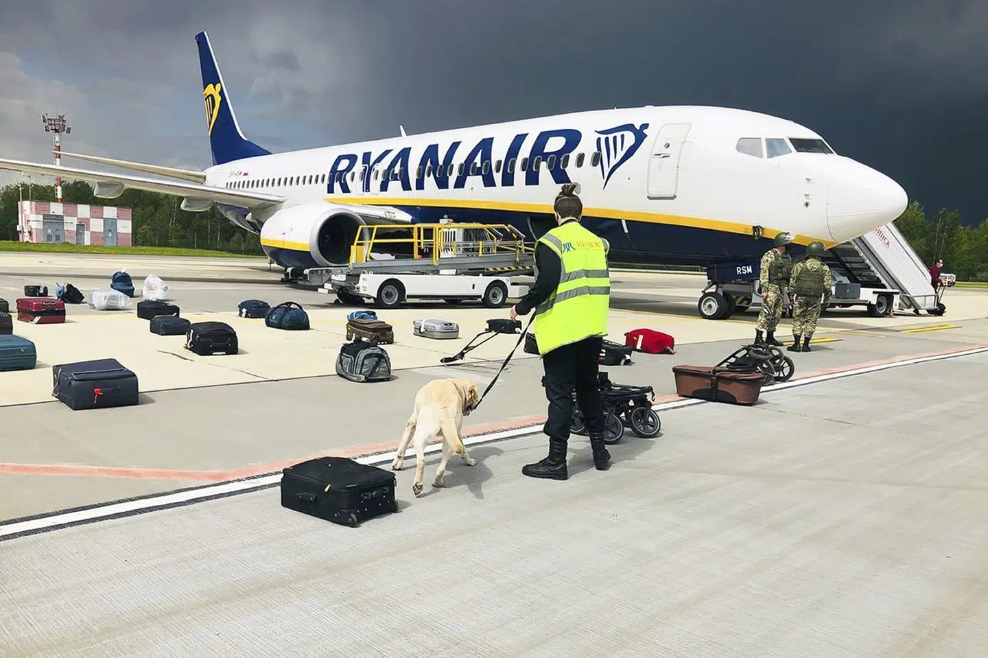 Et Ryanair-fly blev søndag omdirigeret, da det befandt sig i hviderussisk luftrum. Om bord var en hviderussisk aktivist, som landets regering har efterlyst. Han blev anholdt, da flyet landede i den hviderussiske hovedstad, Minsk. Uncredited/Ritzau Scanpix