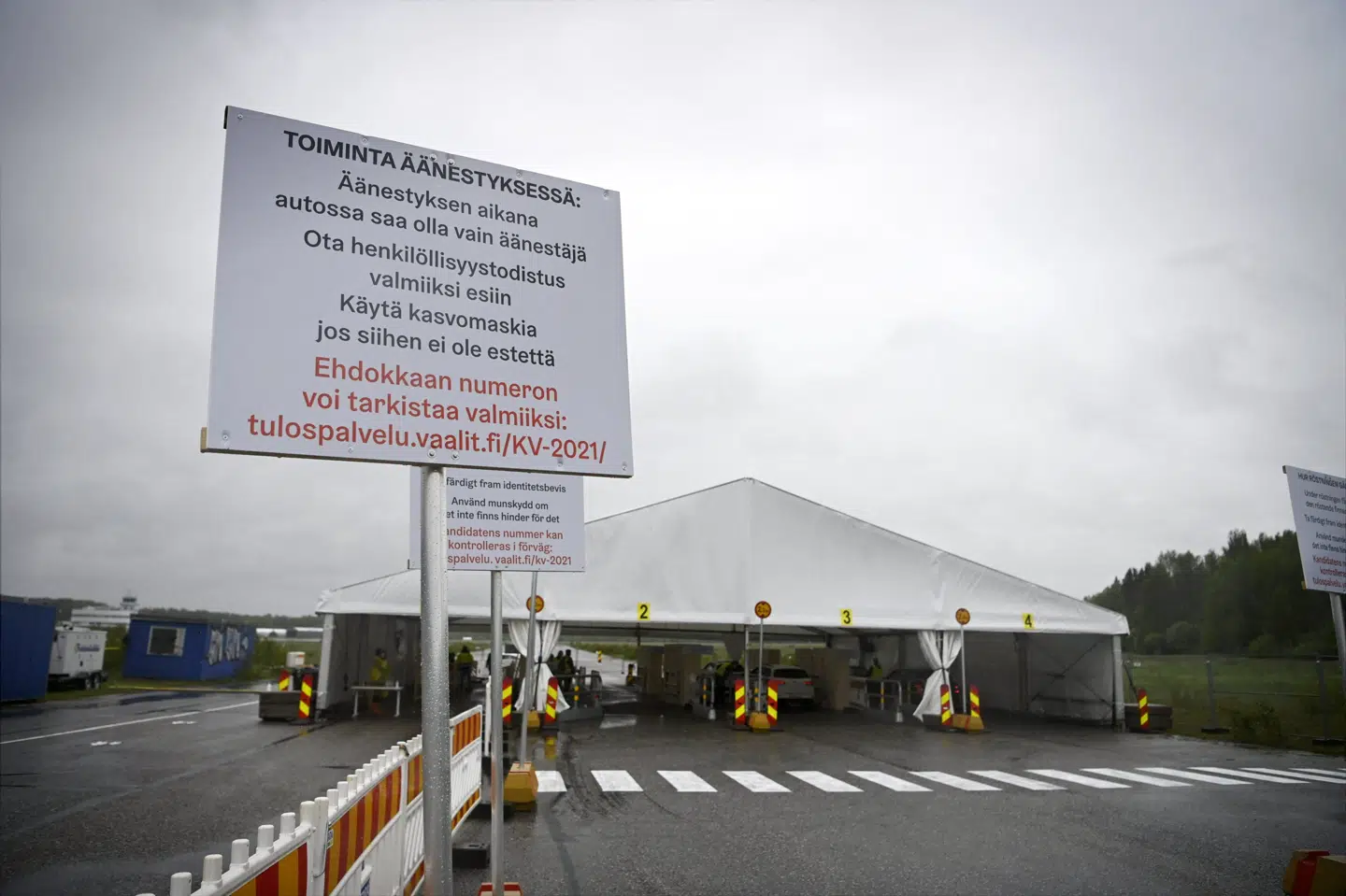 Finland har oprettet drive-in-valgsteder for at sikre et kommunalvalg uden stor spredning af coronasmitte. Antti Aimo-Koivisto/Ritzau Scanpix