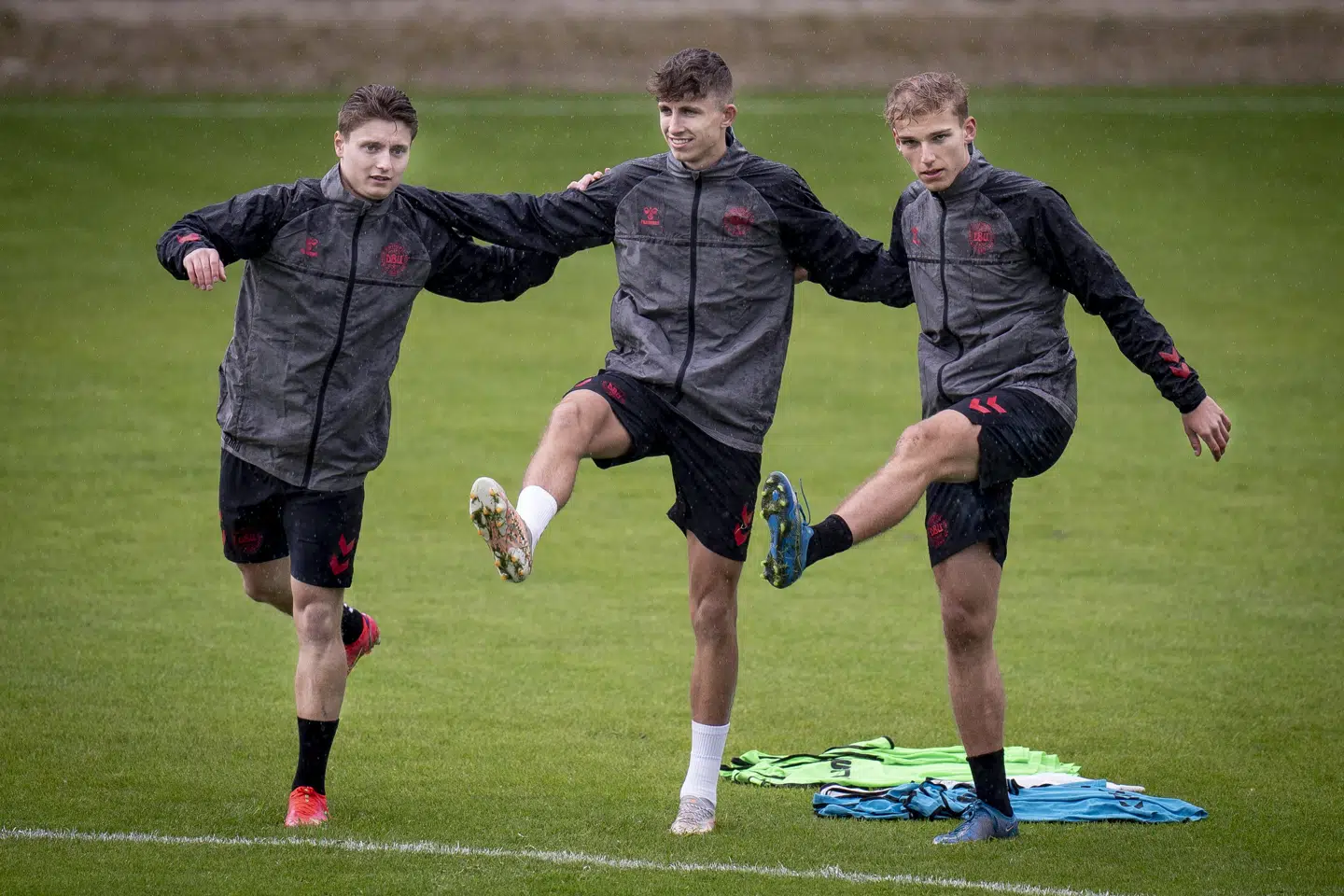Jesper Lindstrøm (i midten) mødte torsdag ind i landsholdslejren som nyslået danmarksmester med Brøndby. Liselotte Sabroe/Ritzau Scanpix