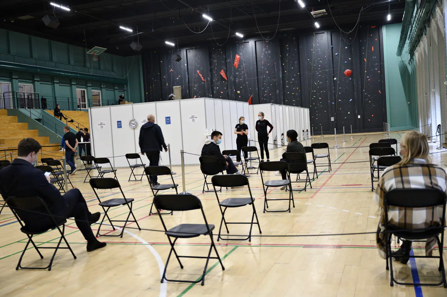 Patienter venter efter vaccination i DGI Byen i København. Danmark har nu passeret to millioner mennesker, der har fået første stik, viser den seneste opgørelse fredag. Philip Davali/Ritzau Scanpix