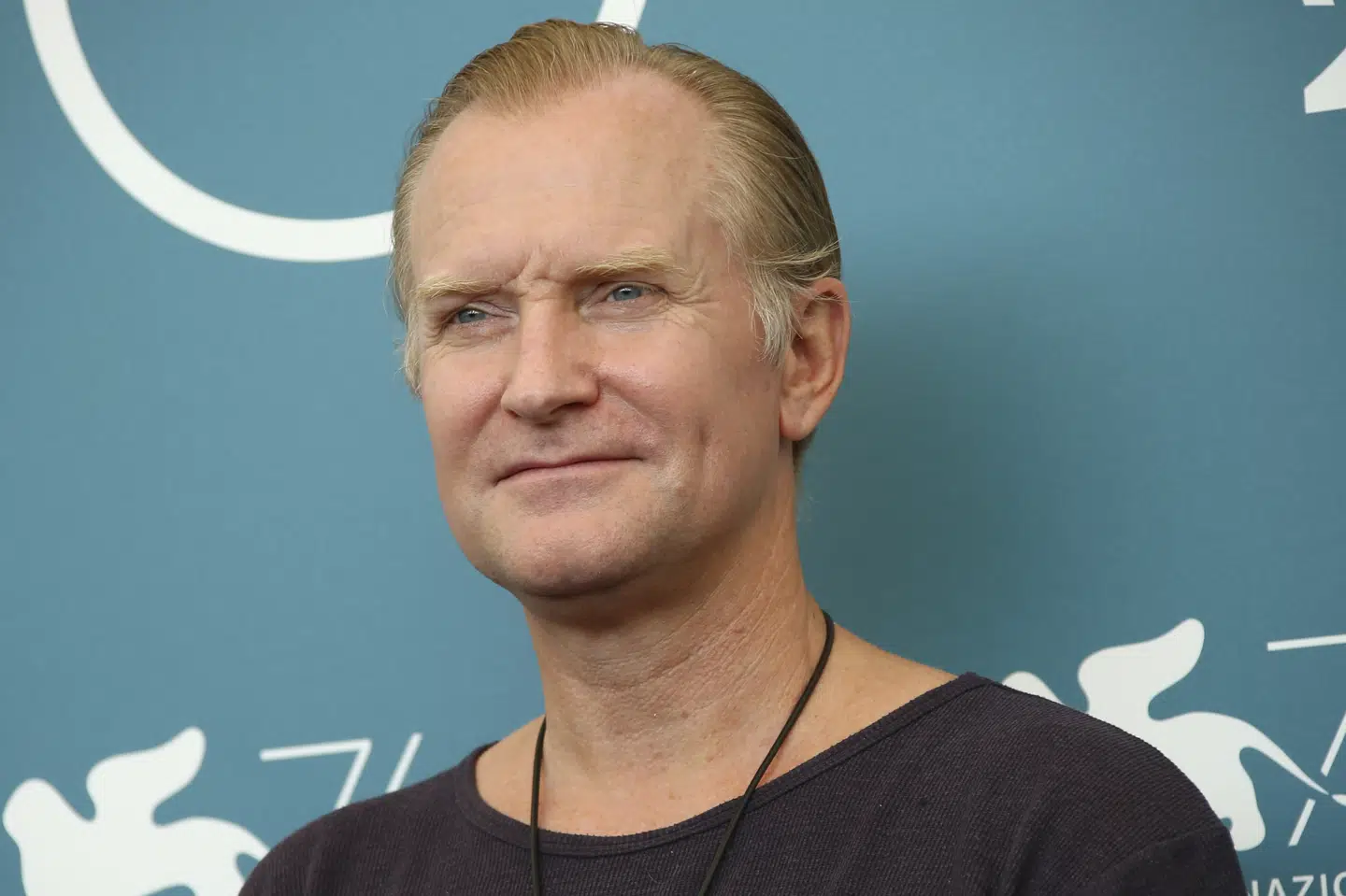 Ulrich Thomsen debuterer som Carl Mørck i Marco Effekten, og vicekriminalkommissærens skaber, krimikongen Jussi Alder-Olsen, er tilsyneladende begejsret over, at Ulrich Thomsen har overtaget stafetten fra Nikolaj Lie Kaas, som spillede Carl Mørck i de fire første filmatiseringer. - Det er blevet til en fantastisk flot, stemningsfuld og god film, som på mange fine måder genopfinder hele Afdeling Q-universet på film, skrev Jussi Adler-Olsen for nylig på sin Instagram-profil. (Arkivfoto) Joel C Ryan/Ritzau Scanpix