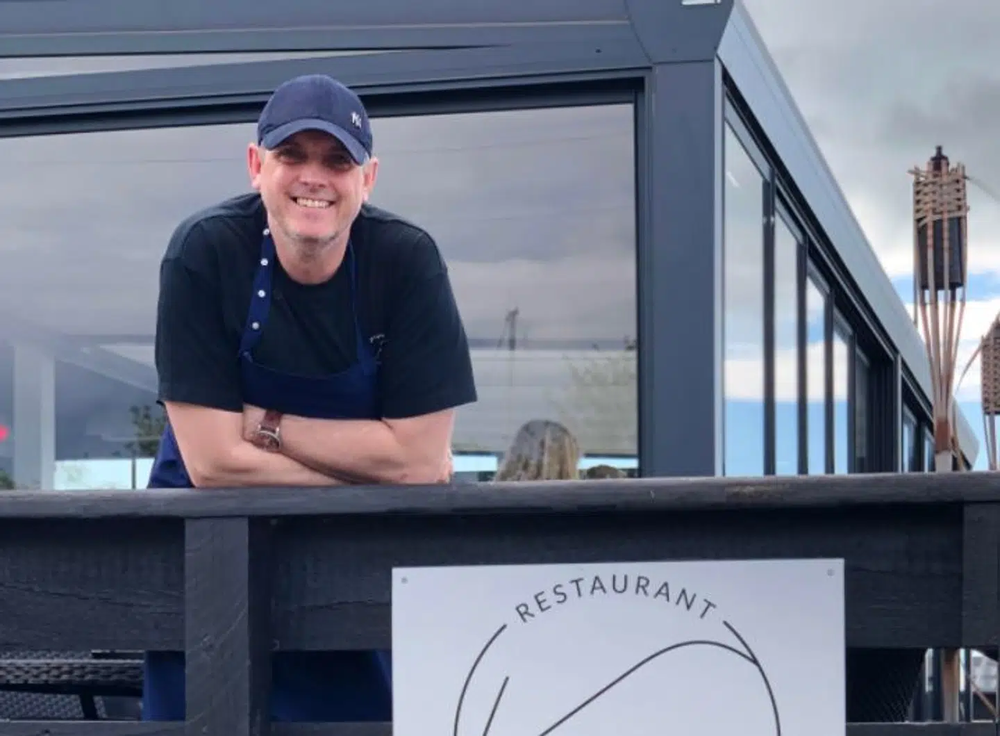 Dean Harvey foran restauranten.