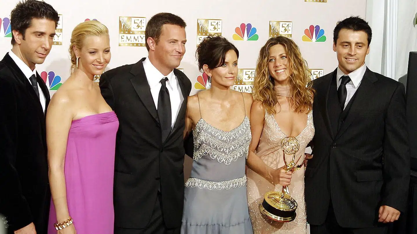De seks venner ses her, da de i 2002 vandt en 'Emmy' for den populære serie.