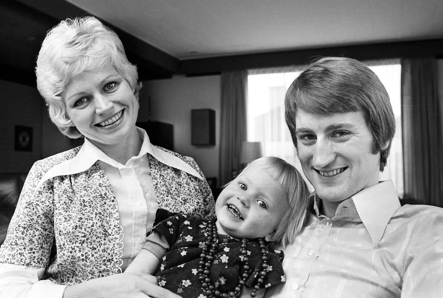Hjemme hos Keld og Hilda Heick i 1974. I mellem dem sidder datteren Annette Heick.