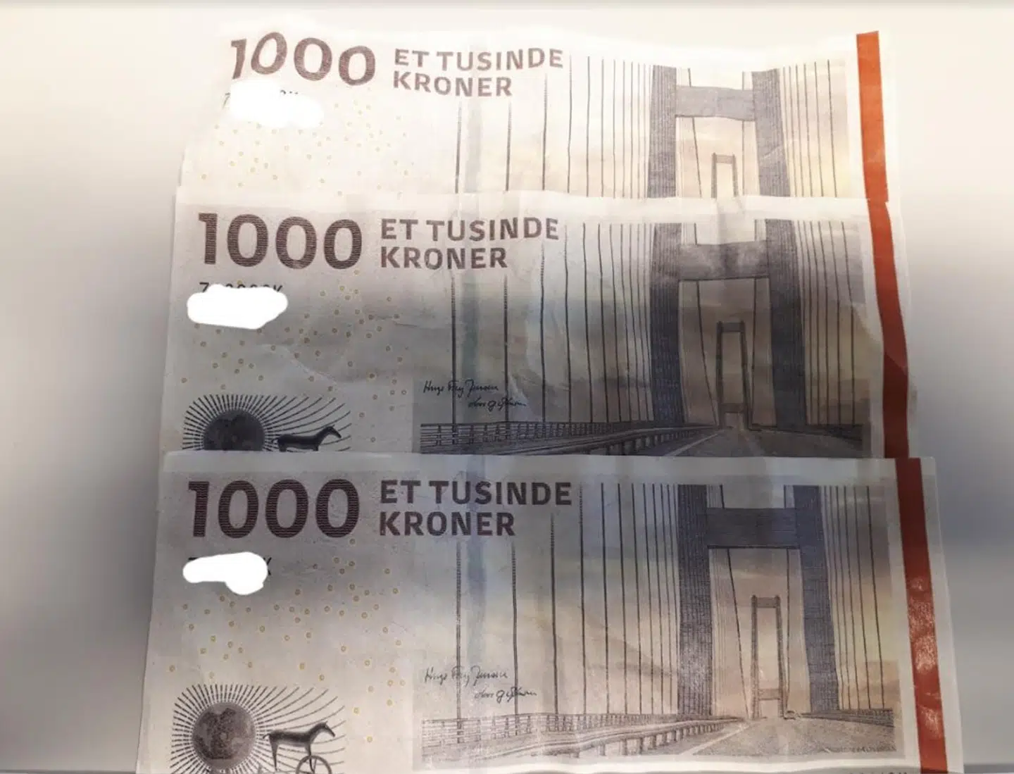 Politiet advarer mod falske pengesedler, efter disse tre falske tusindkronesedler er blevet fundet.